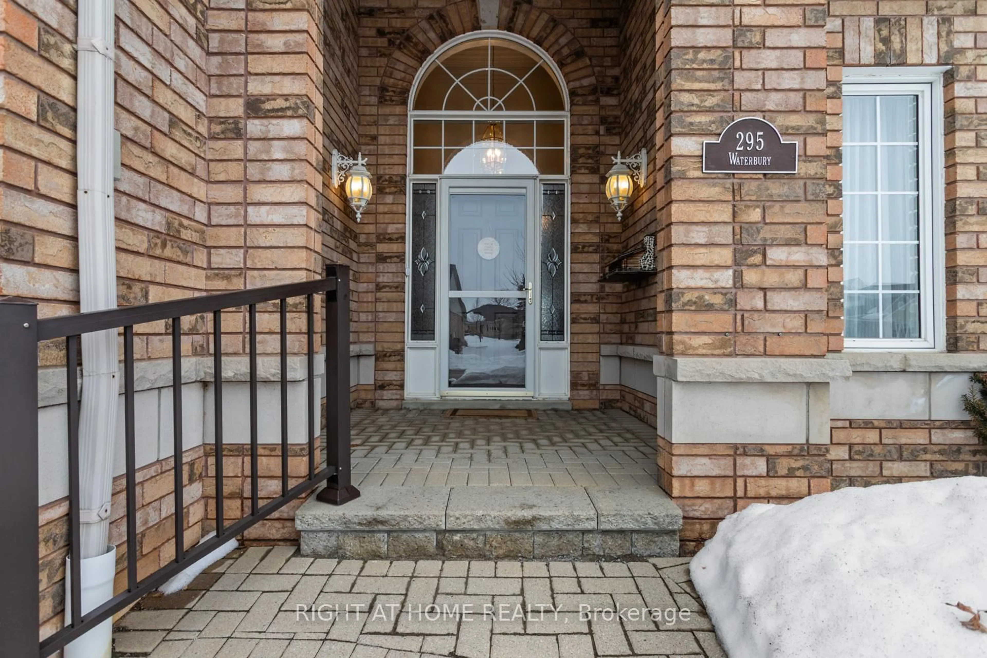 Indoor entryway for 295 Waterbury Cres, Scugog Ontario L9L 1S5