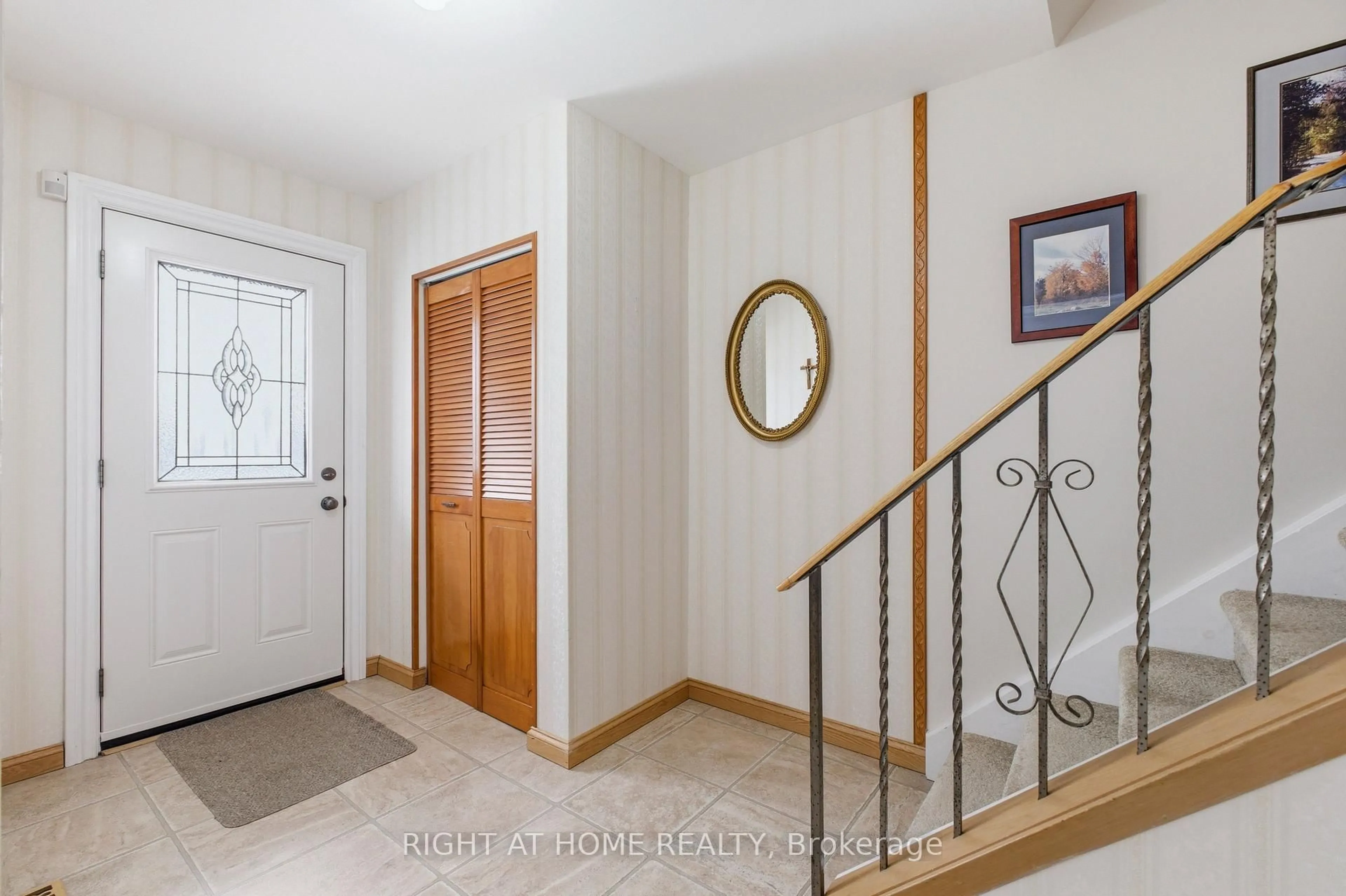 Indoor entryway for 8 Parkington Cres, Toronto Ontario M1H 2T7