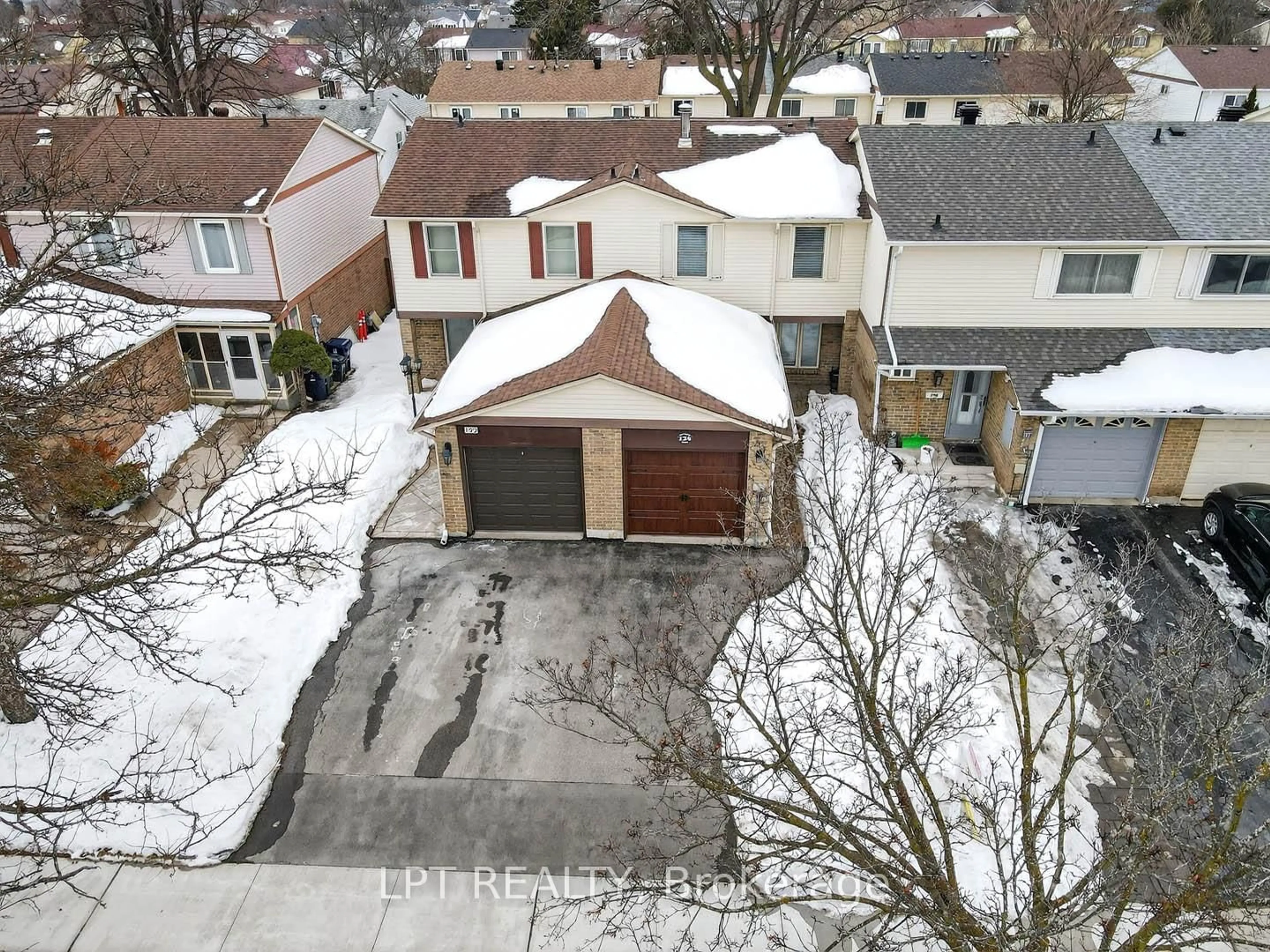 A pic from outside/outdoor area/front of a property/back of a property/a pic from drone, street for 124 Grenbeck Dr, Toronto Ontario M1V 2H6