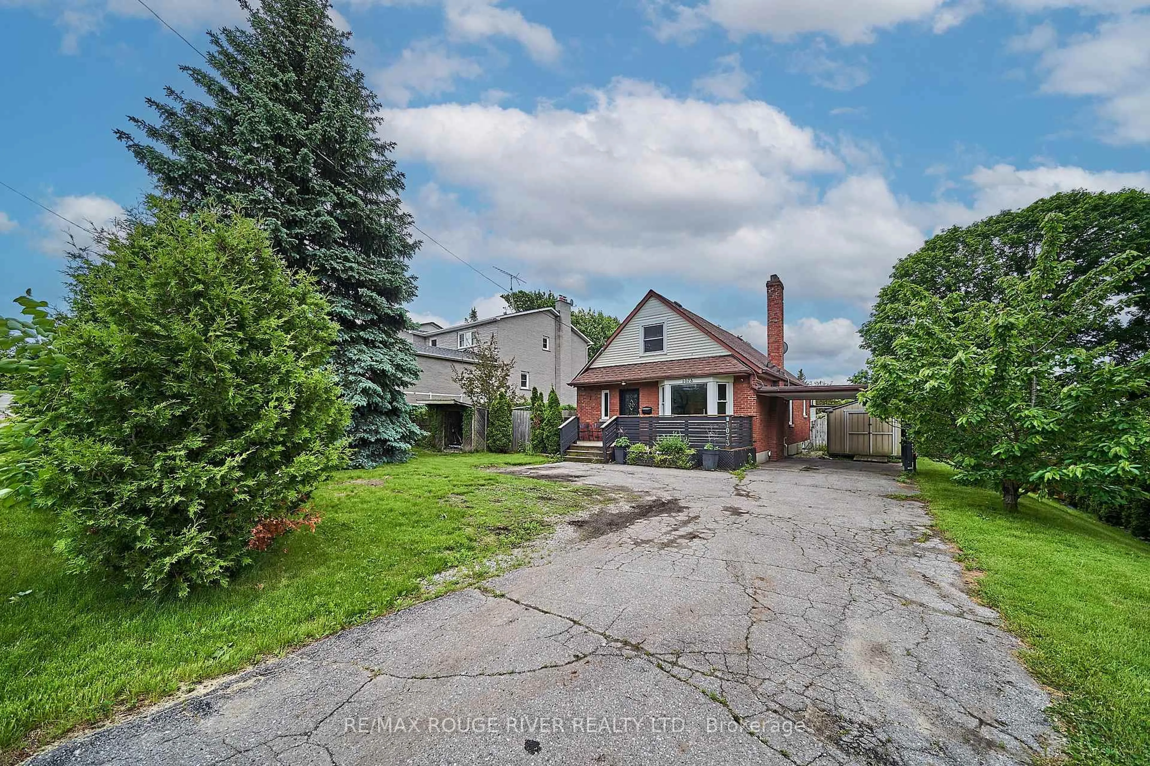 A pic from outside/outdoor area/front of a property/back of a property/a pic from drone, street for 1073 King St, Oshawa Ontario L1H 1H6