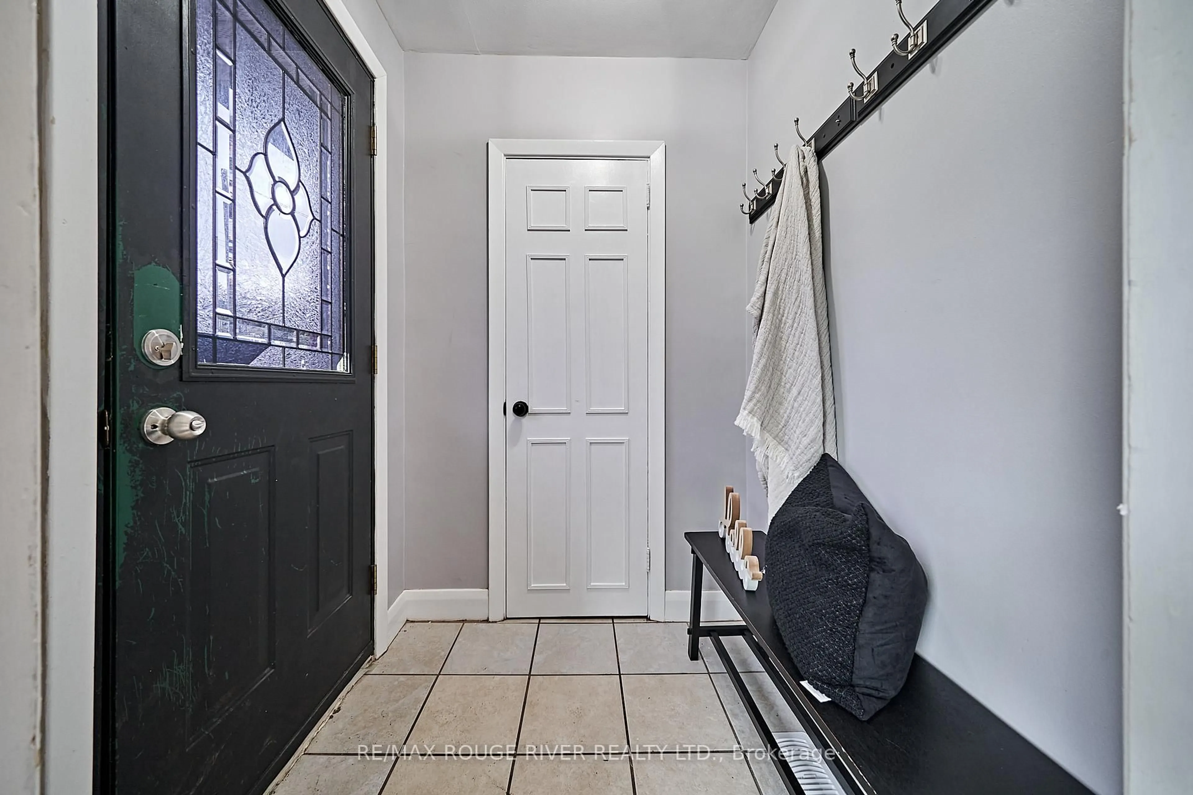 Indoor entryway for 1073 King St, Oshawa Ontario L1H 1H6