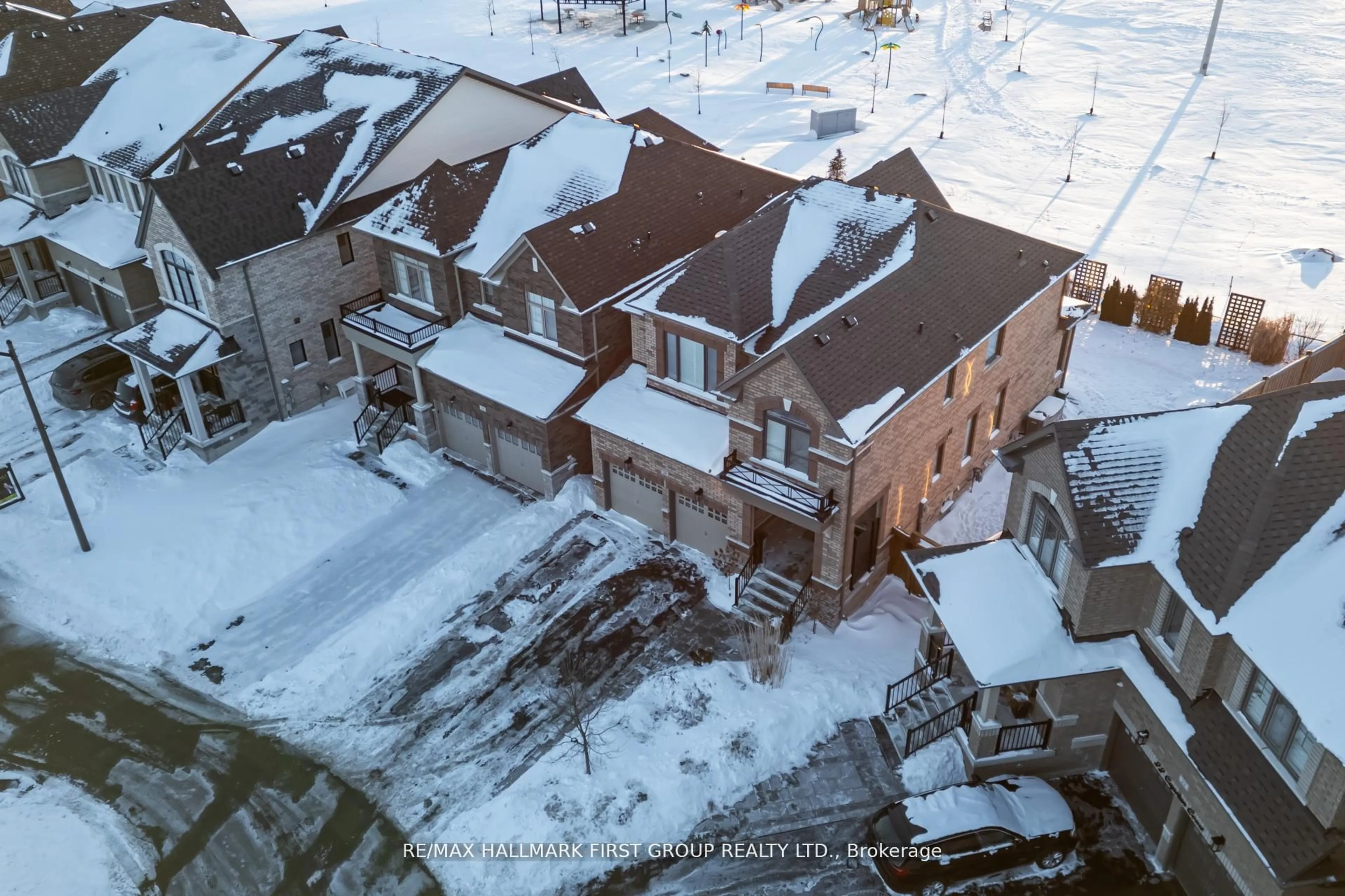 A pic from outside/outdoor area/front of a property/back of a property/a pic from drone, street for 20 Capstan Crt, Whitby Ontario L1P 0K5