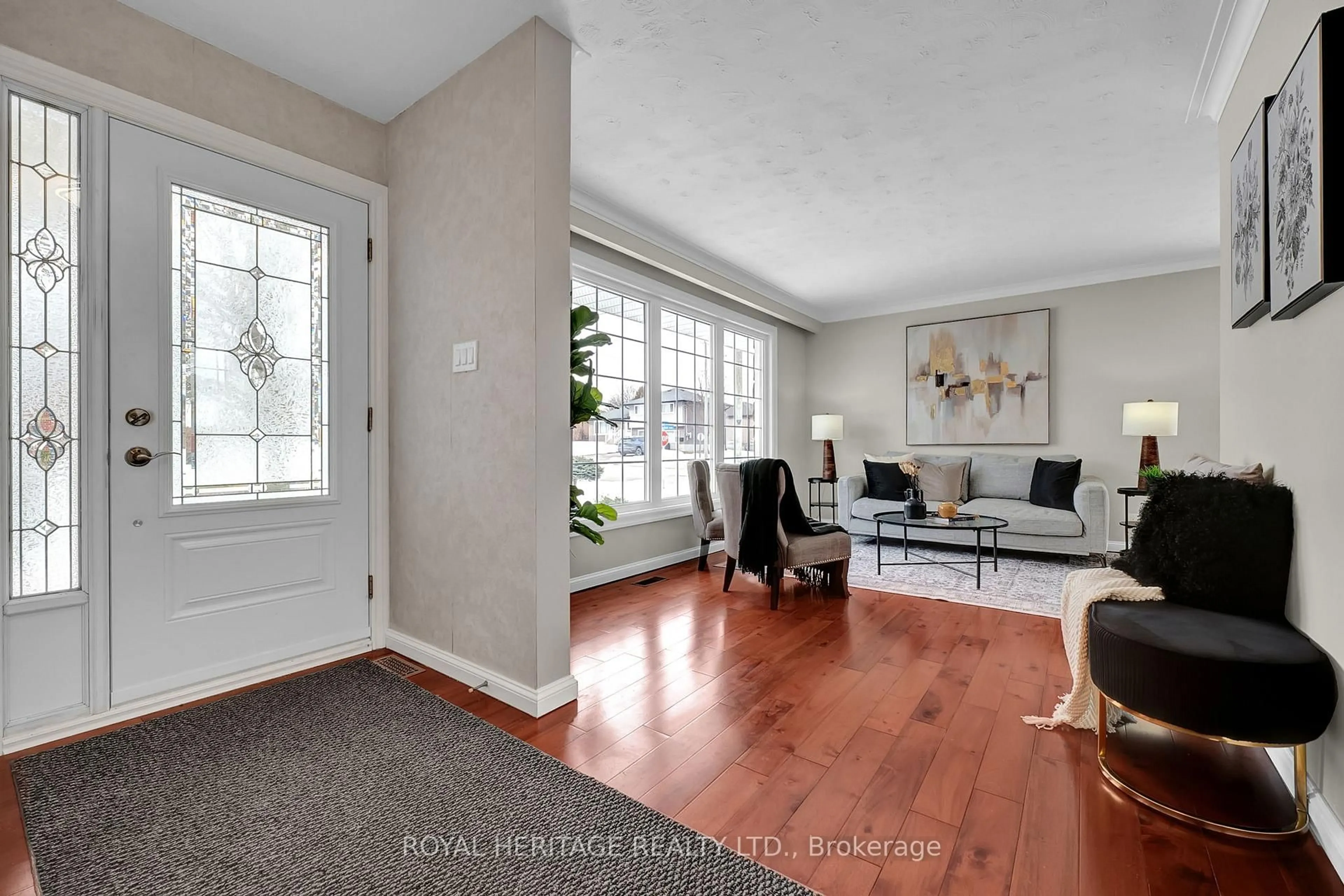 Indoor entryway for 465 Milton St, Oshawa Ontario L1H 6S4