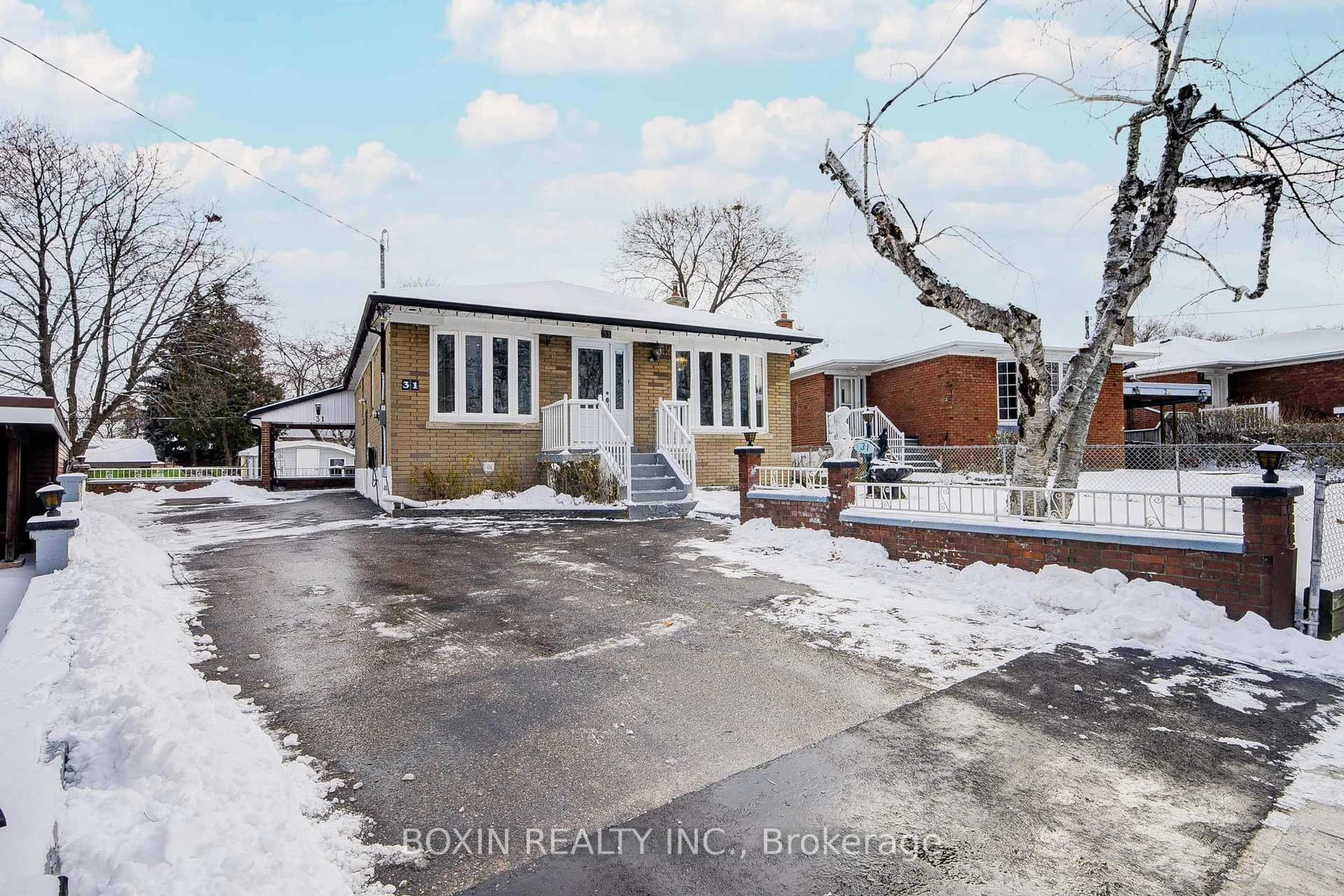 A pic from outside/outdoor area/front of a property/back of a property/a pic from drone, street for 31 Tremely Cres, Toronto Ontario M1K 3Y8