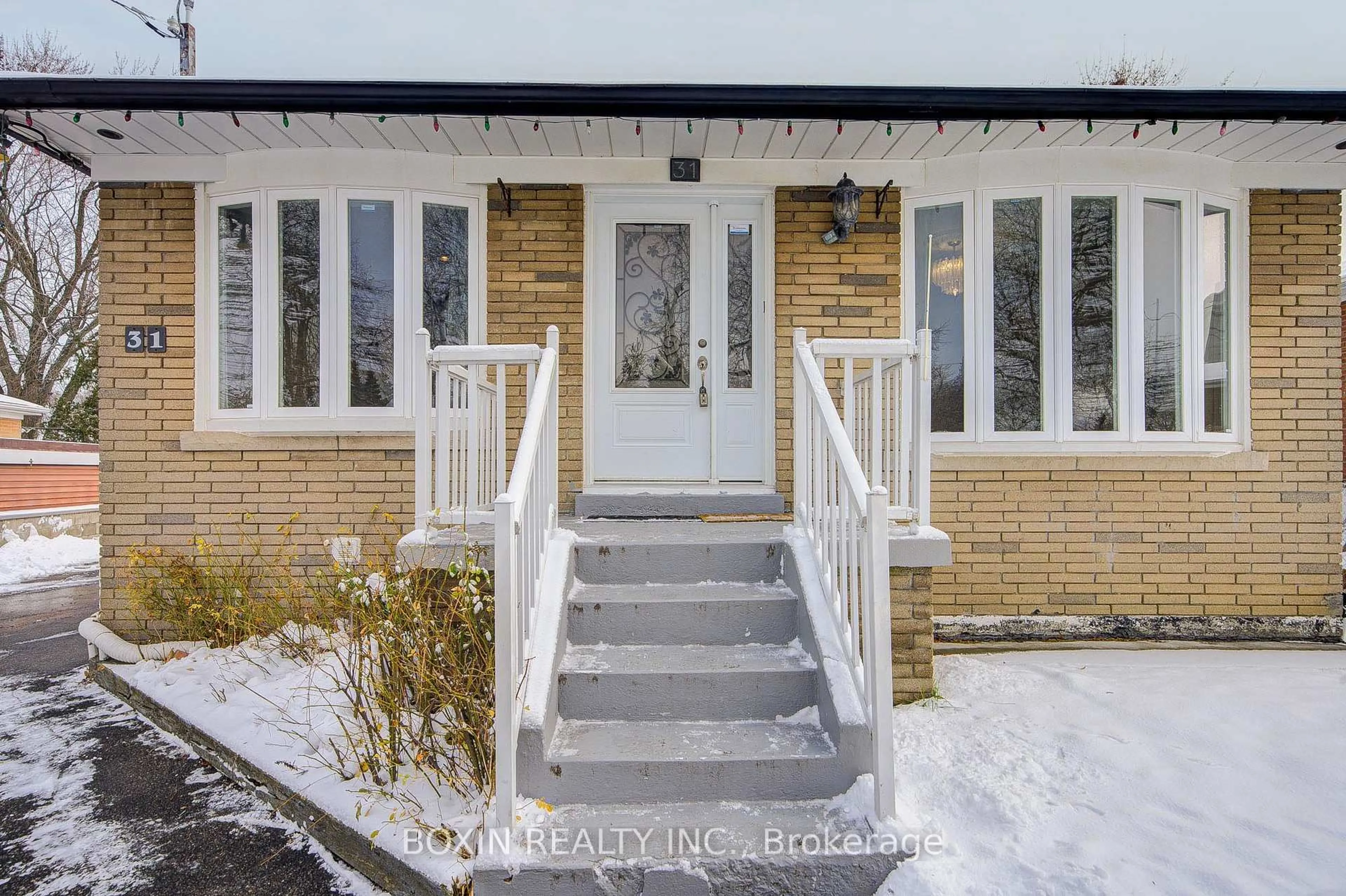 Indoor entryway for 31 Tremely Cres, Toronto Ontario M1K 3Y8