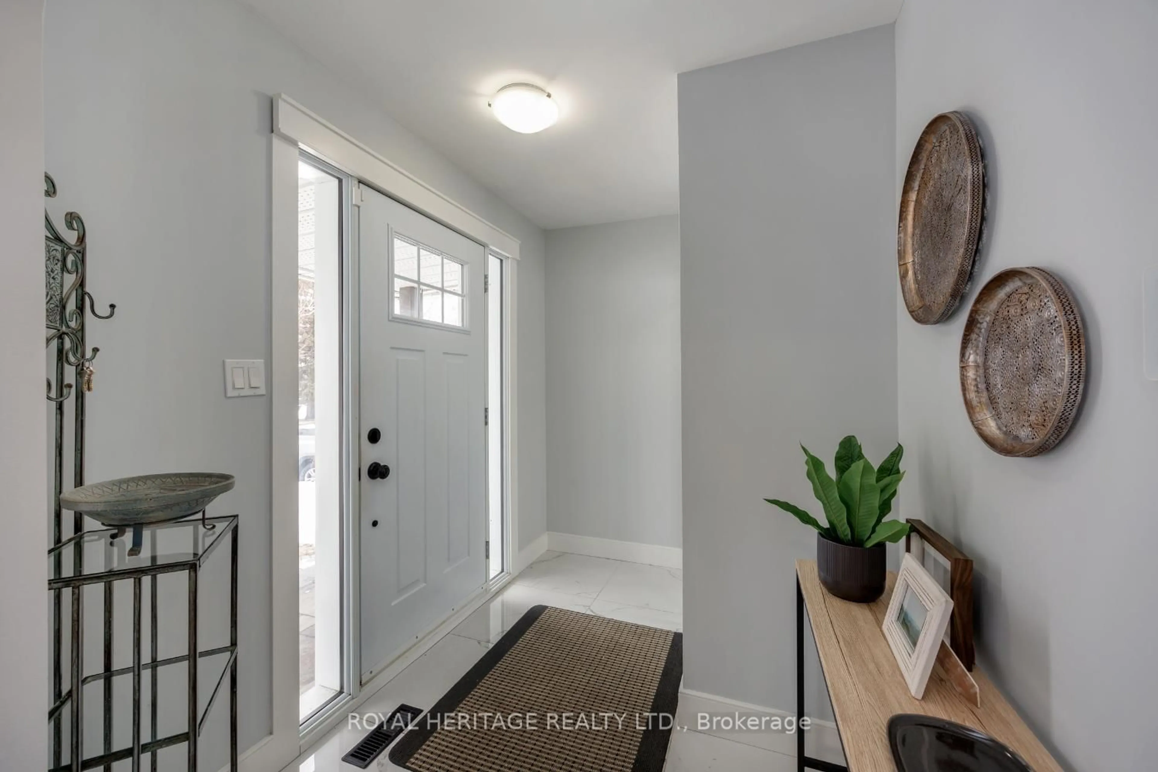 Indoor entryway for 270 Arden Dr, Oshawa Ontario L1G 1X5