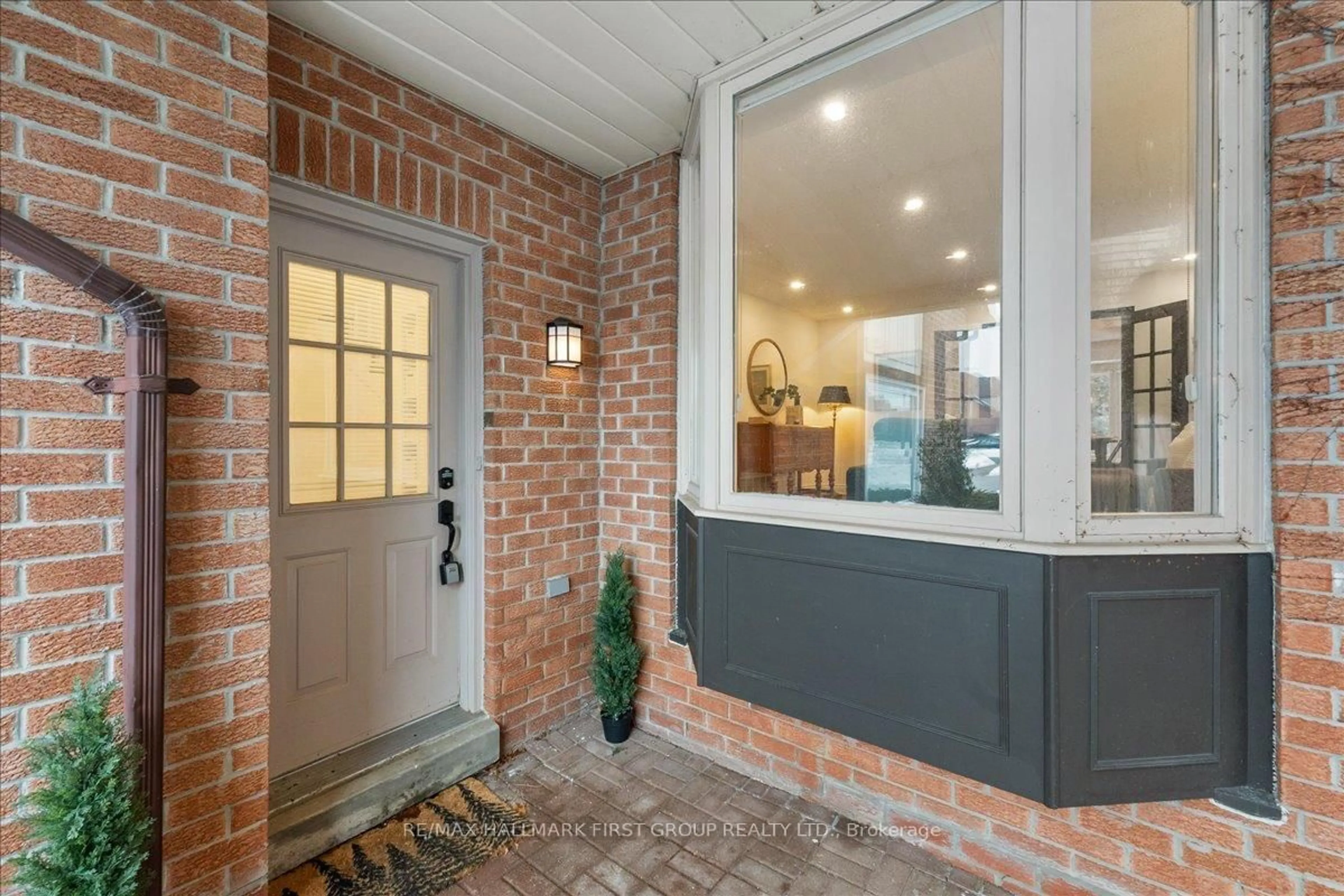 Indoor entryway for 951 Gablehurst Cres, Pickering Ontario L1V 5G6