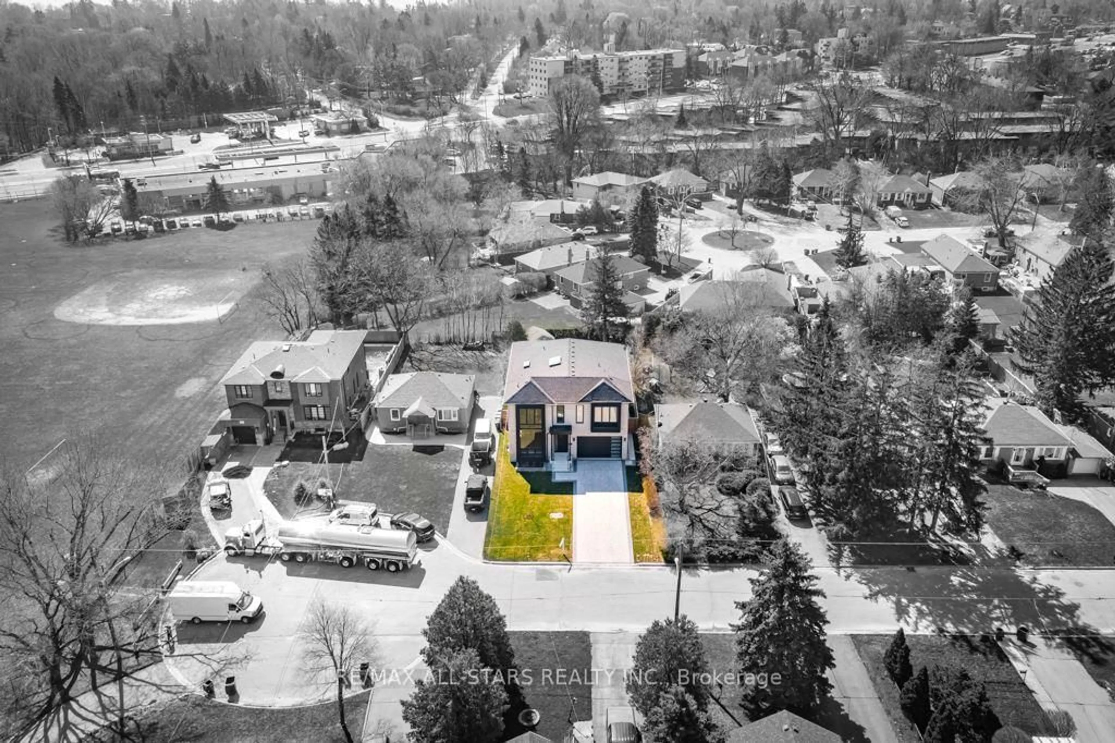 A pic from outside/outdoor area/front of a property/back of a property/a pic from drone, street for 93 Cree Ave, Toronto Ontario M1M 1Z9