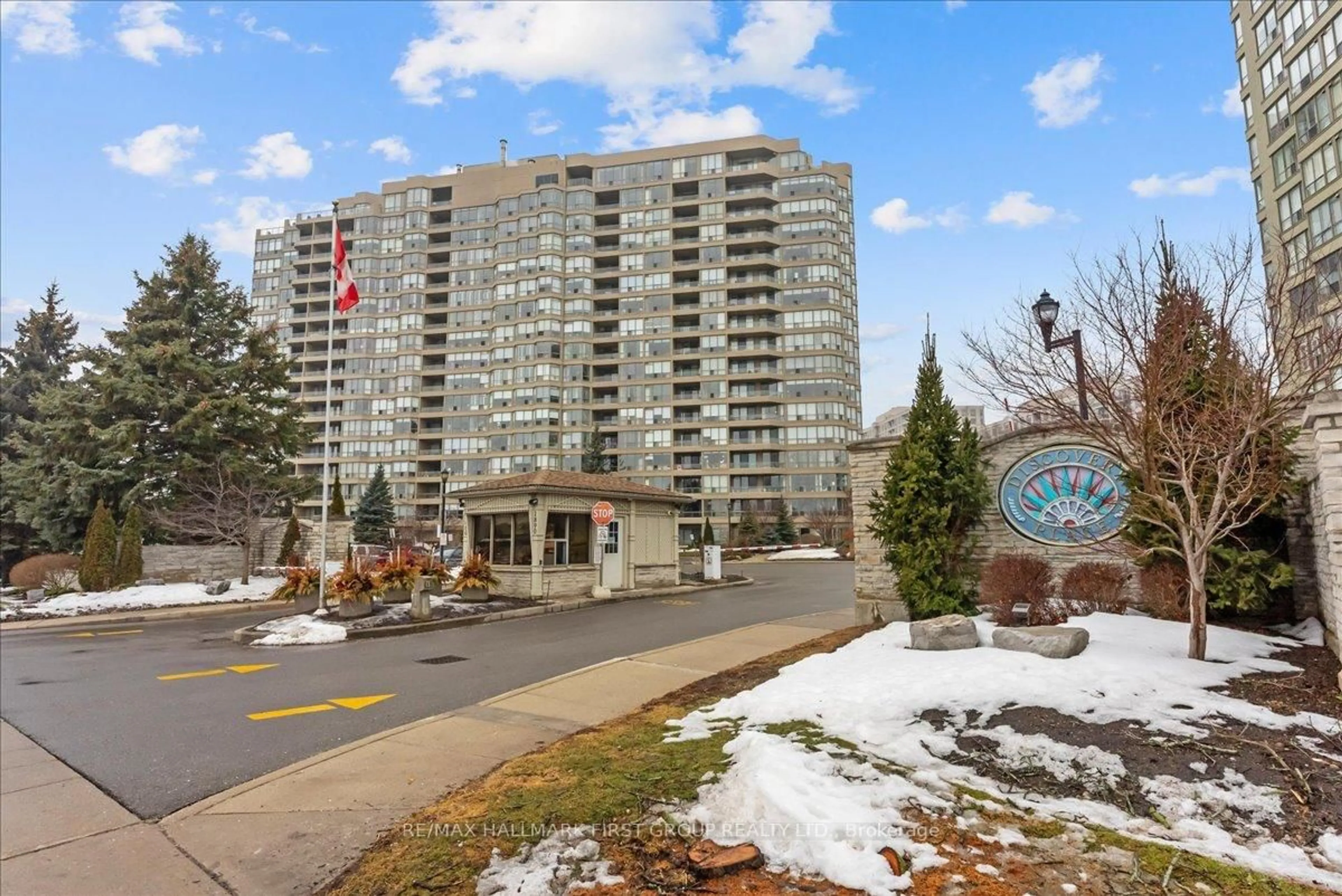 Indoor foyer for 1880 Valley Farm Rd #931, Pickering Ontario L1V 6B3