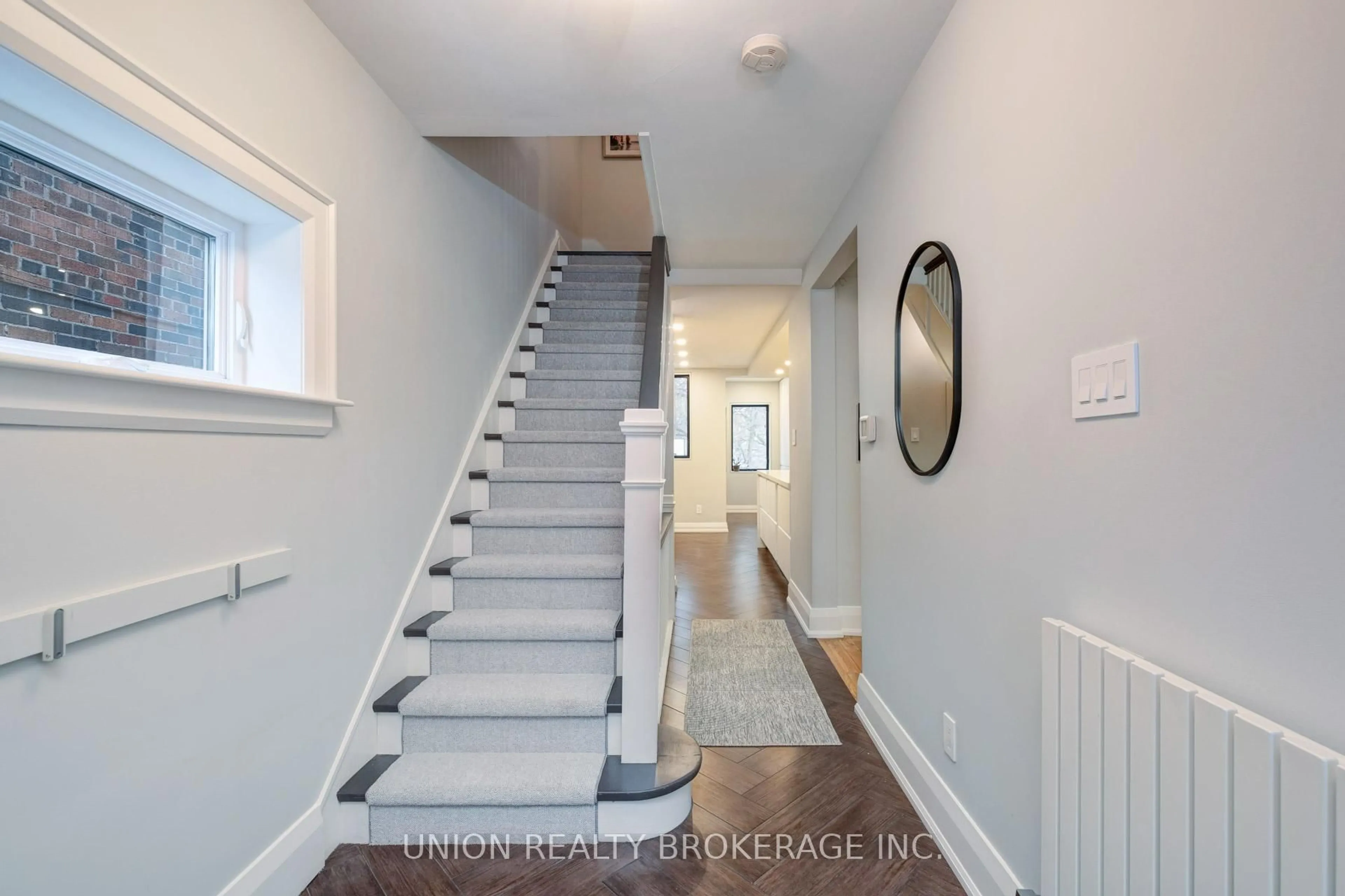Indoor entryway for 10 Hollywood Cres, Toronto Ontario M4L 2K5