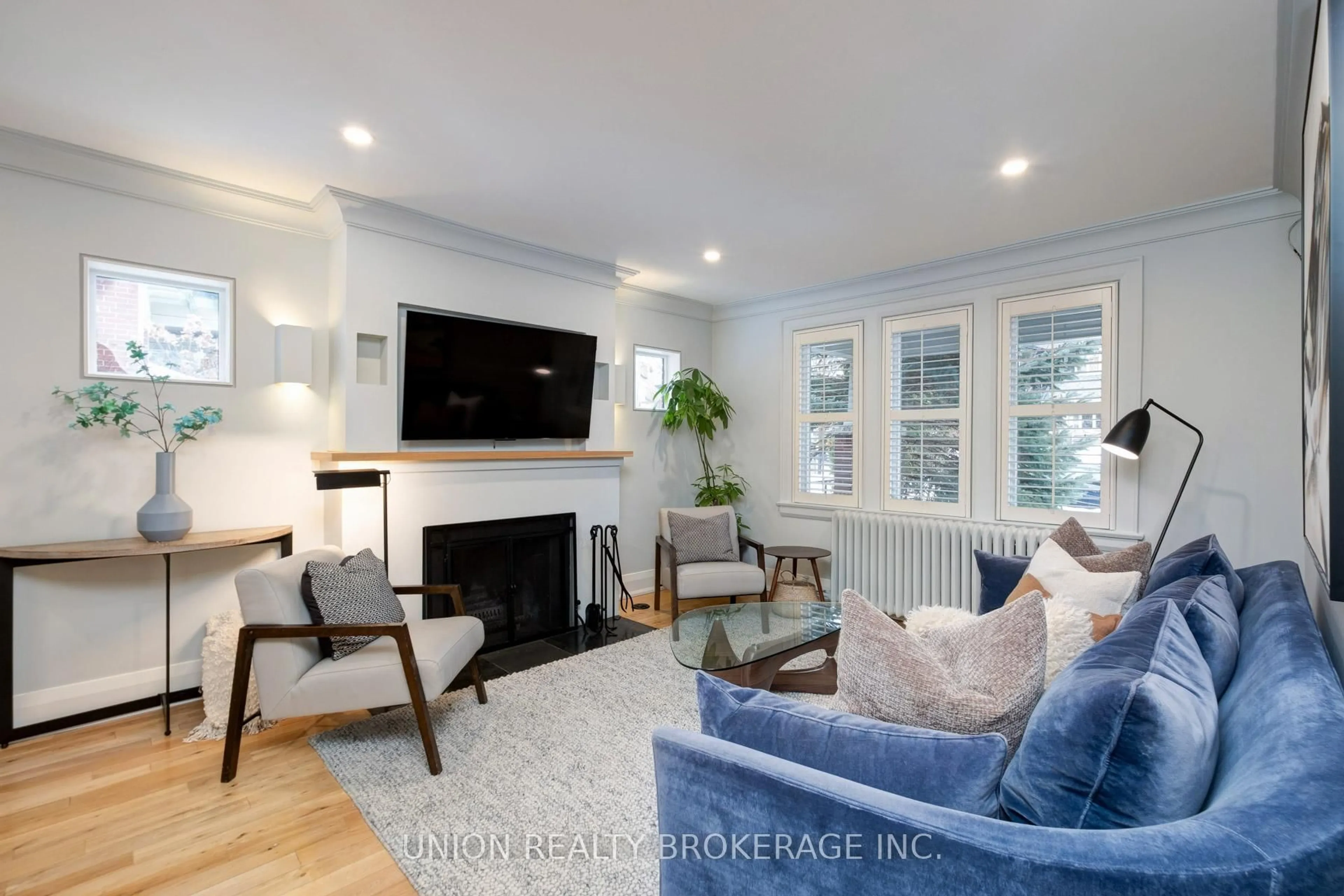 Living room with furniture, unknown for 10 Hollywood Cres, Toronto Ontario M4L 2K5