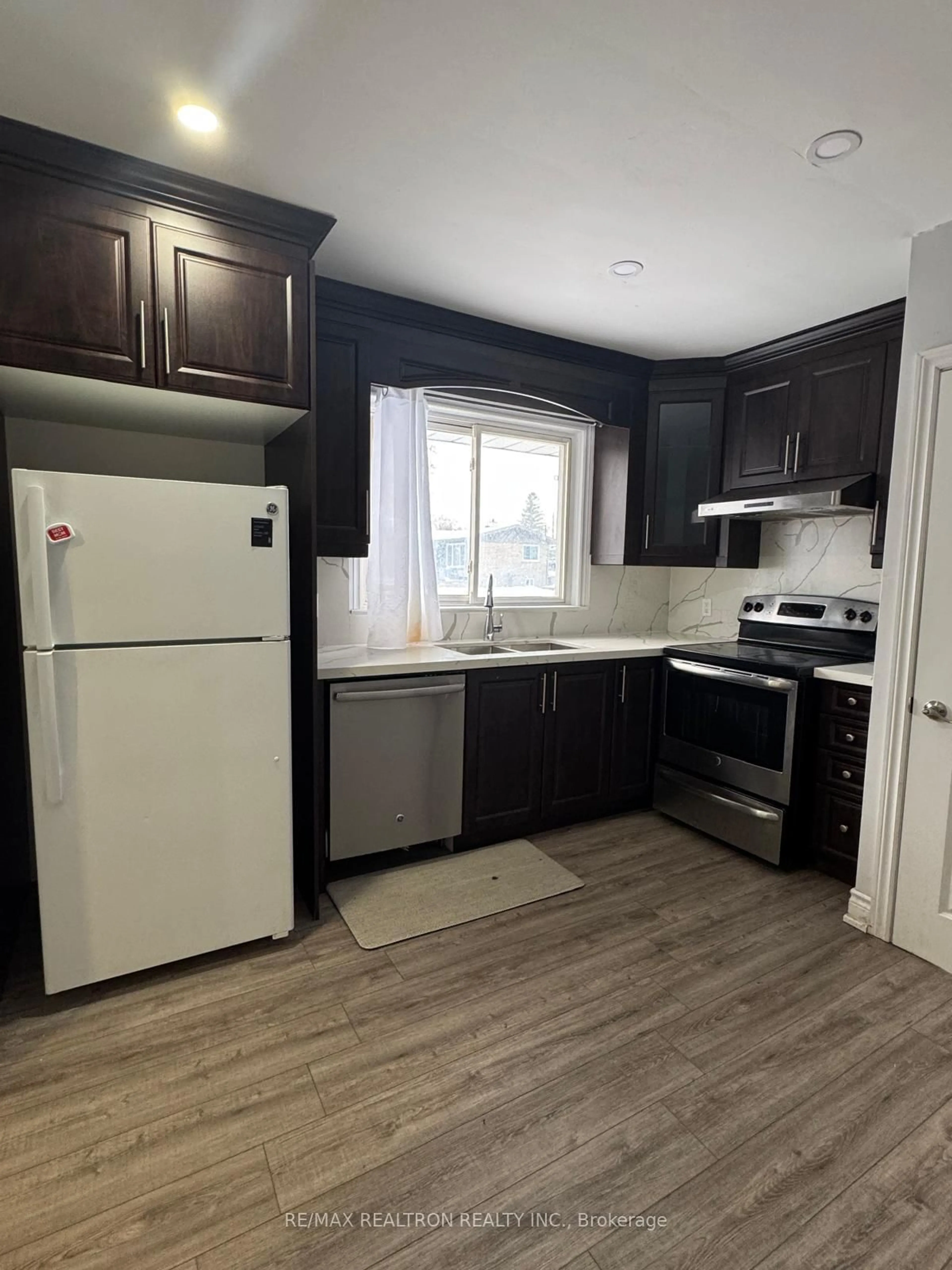 Standard kitchen, unknown for 1467 Oxford St, Oshawa Ontario L1J 3W9