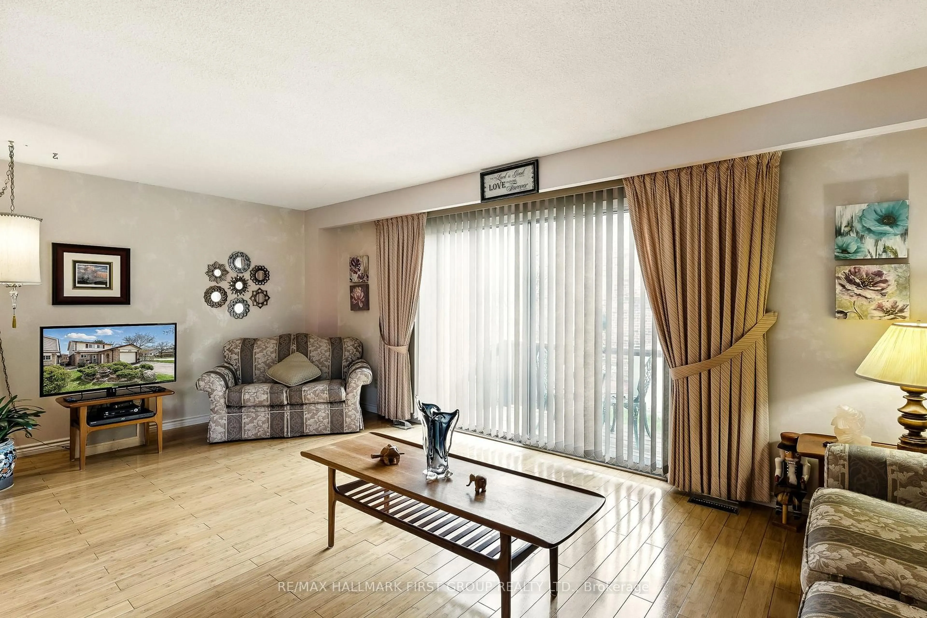 Living room with furniture, wood/laminate floor for 69 White Heather Blvd, Toronto Ontario M1V 1P7