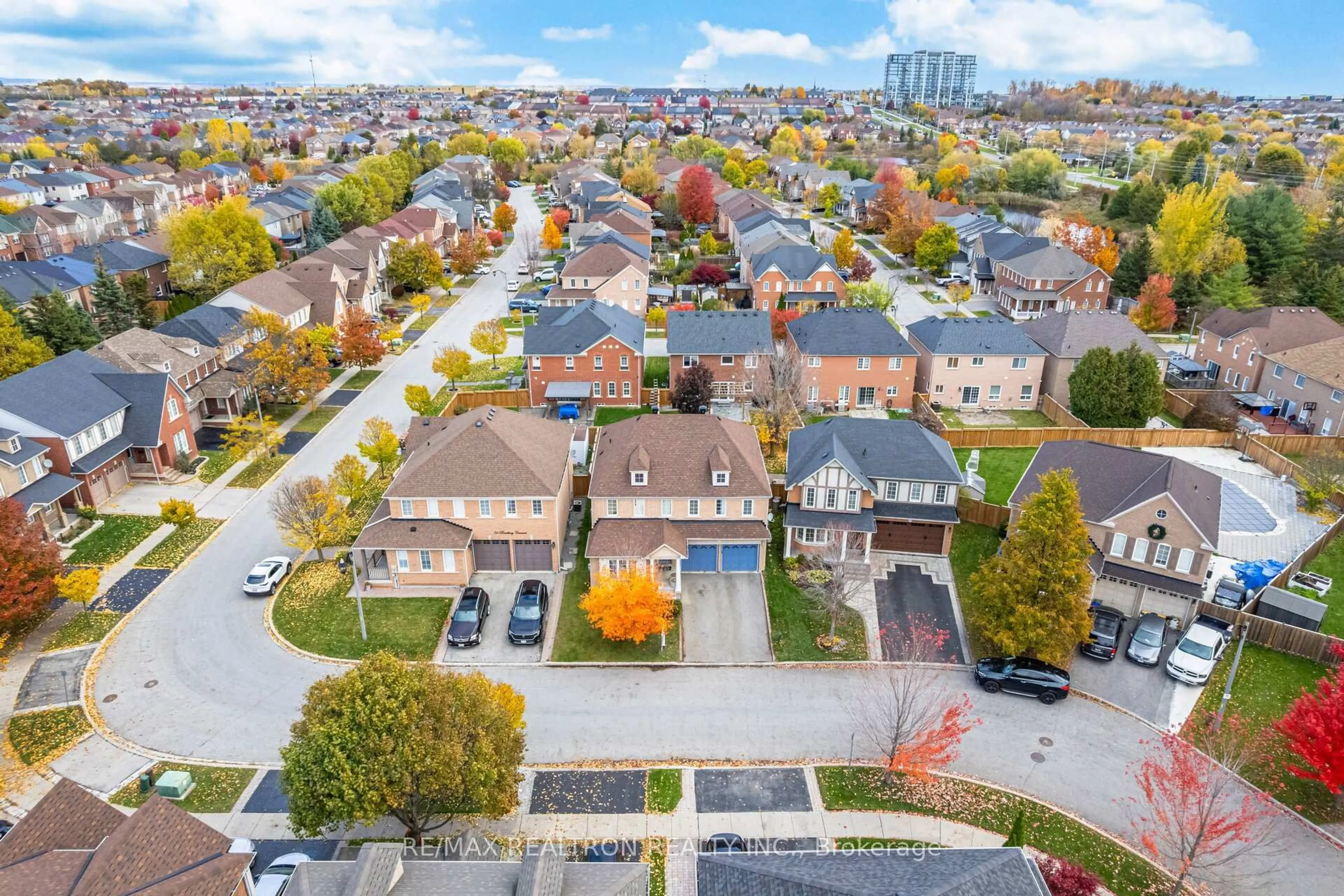 A pic from outside/outdoor area/front of a property/back of a property/a pic from drone, street for 58 Bradbury Cres, Ajax Ontario L1T 4G5