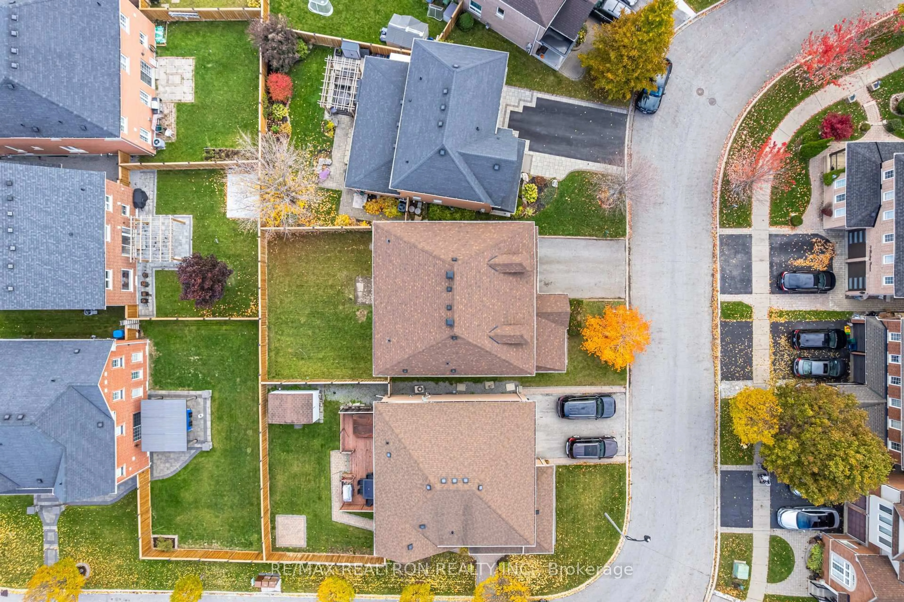A pic from outside/outdoor area/front of a property/back of a property/a pic from drone, street for 58 Bradbury Cres, Ajax Ontario L1T 4G5