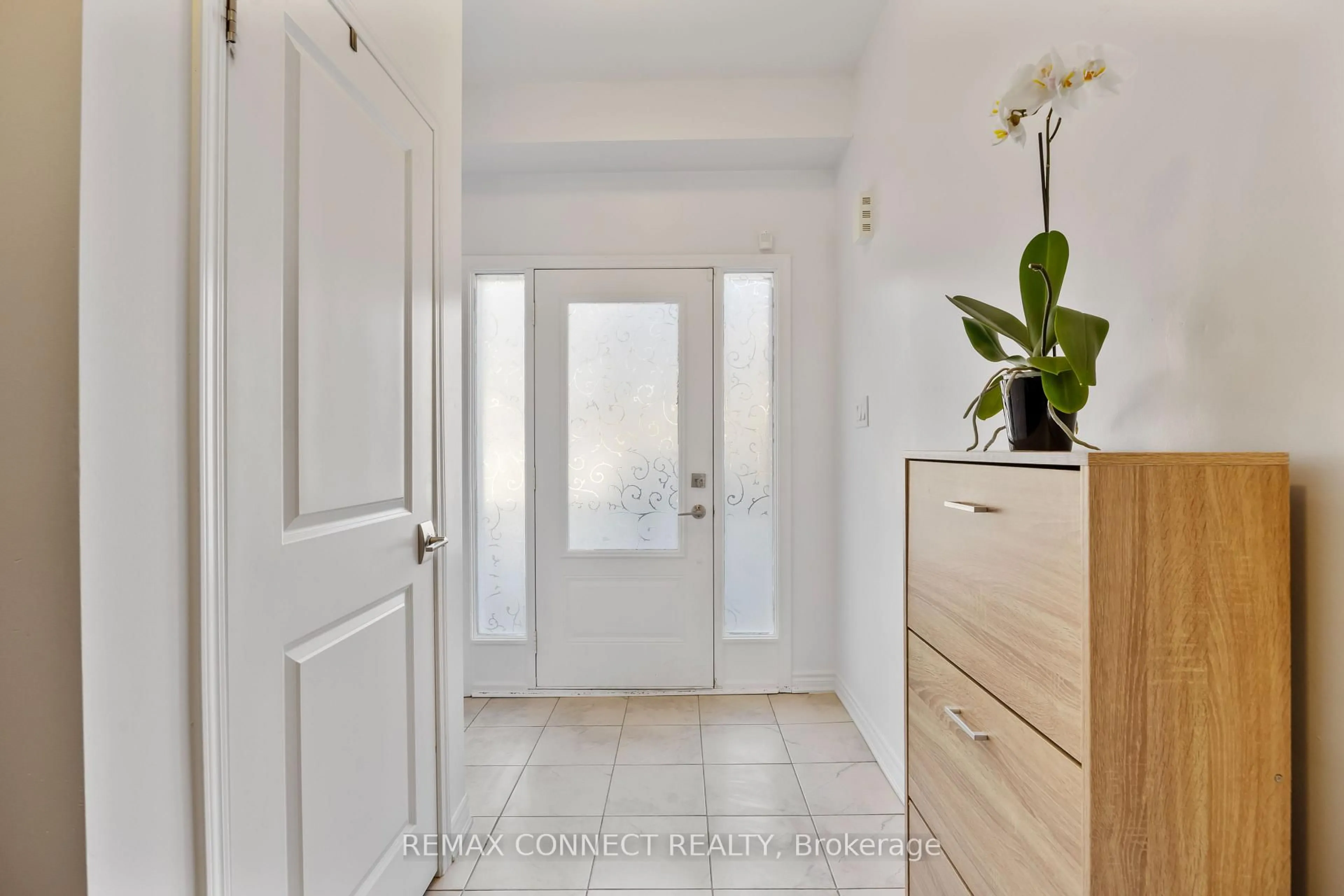 Indoor entryway for 56 Heron Park Pl, Toronto Ontario M1E 0B8