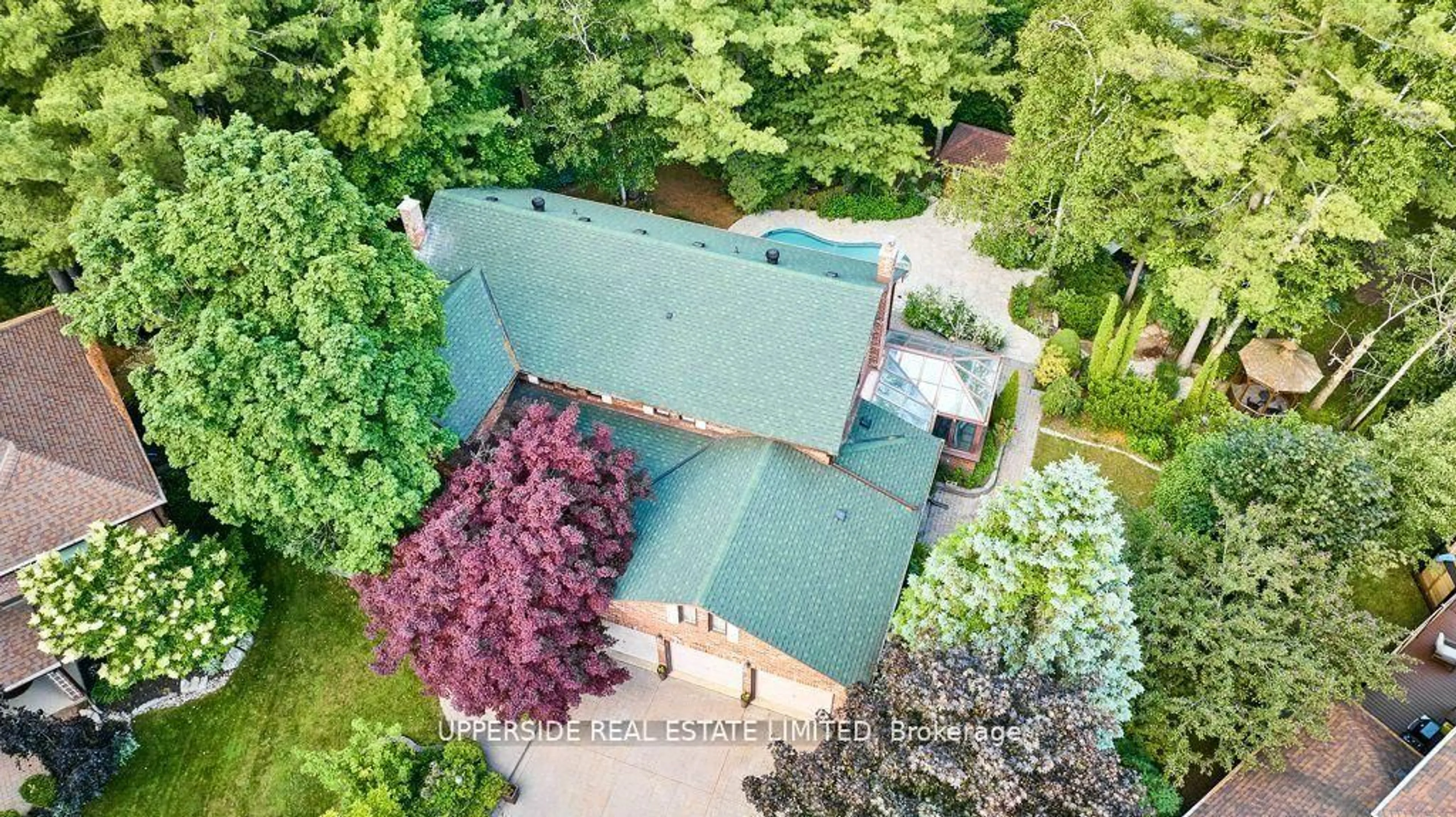 A pic from outside/outdoor area/front of a property/back of a property/a pic from drone, unknown for 1201 Abbey Rd, Pickering Ontario L1X 1W1