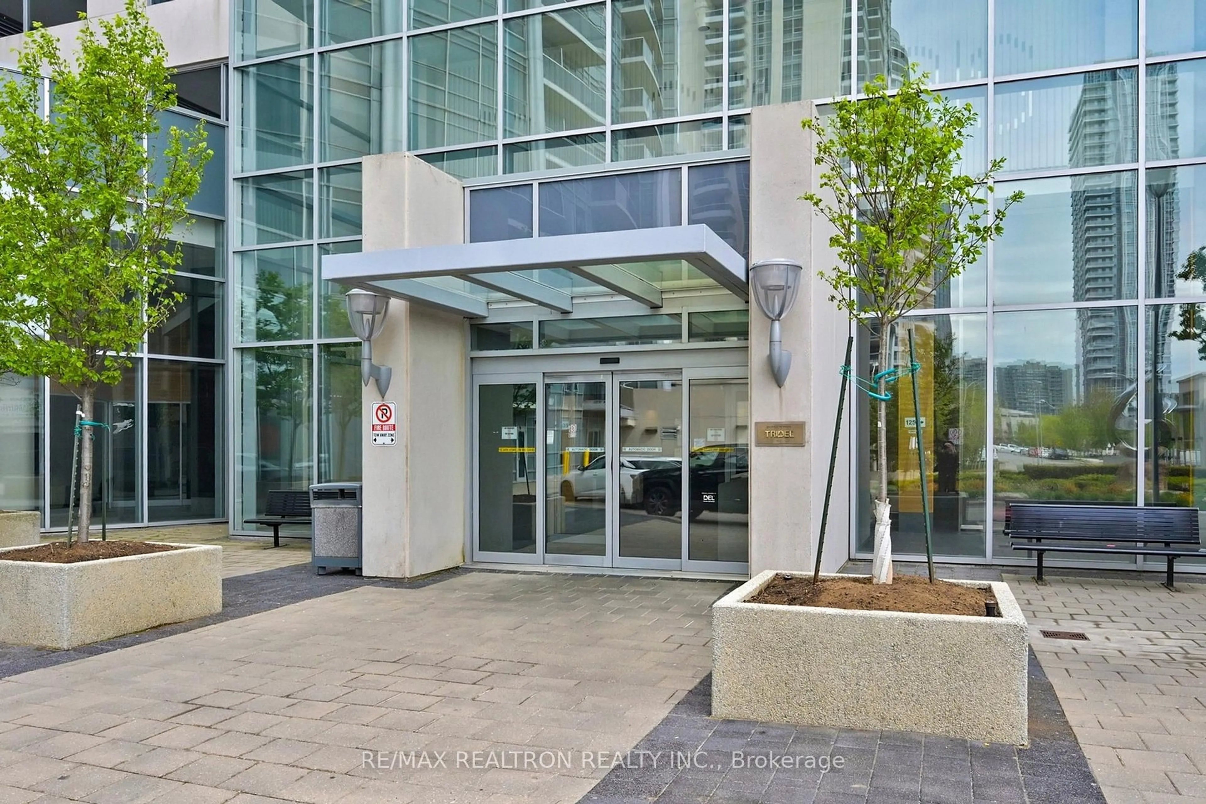 Indoor foyer for 125 Village Green Sq #1607, Toronto Ontario M1S 0G3