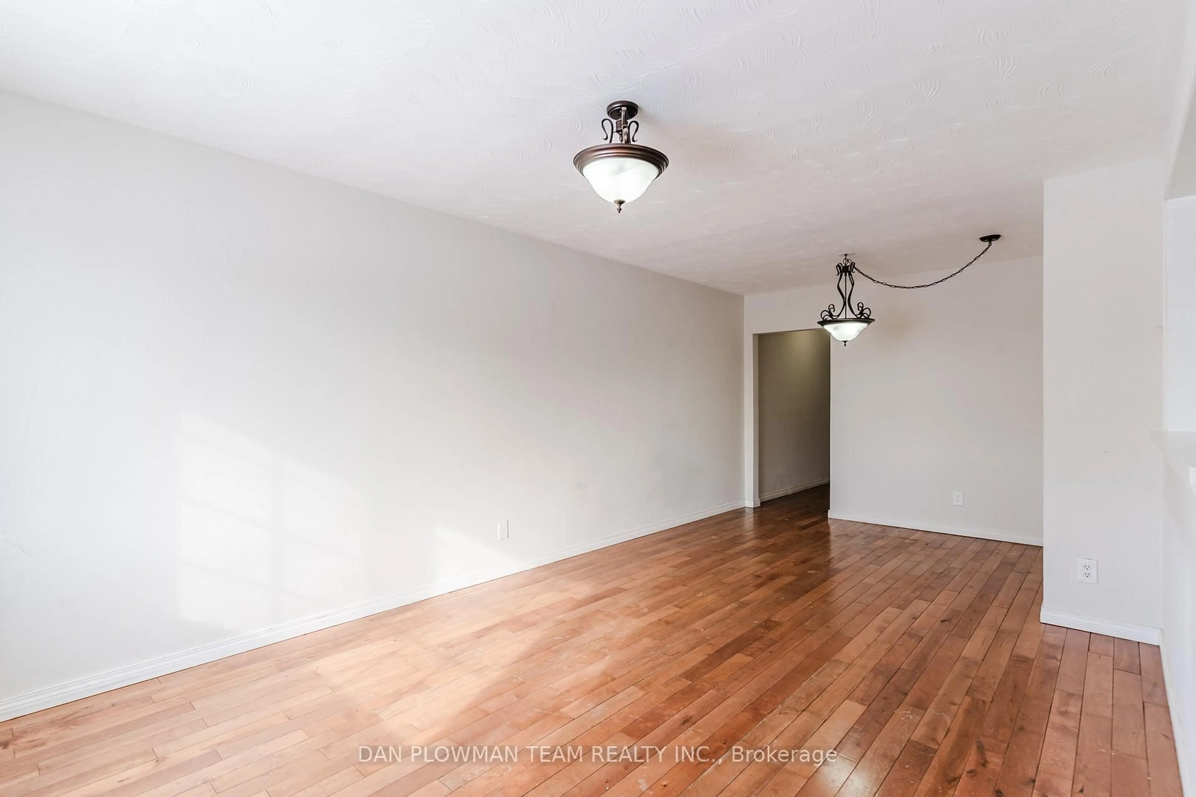 A pic of a room for 572 Montcalm Ave, Oshawa Ontario L1J 2H1