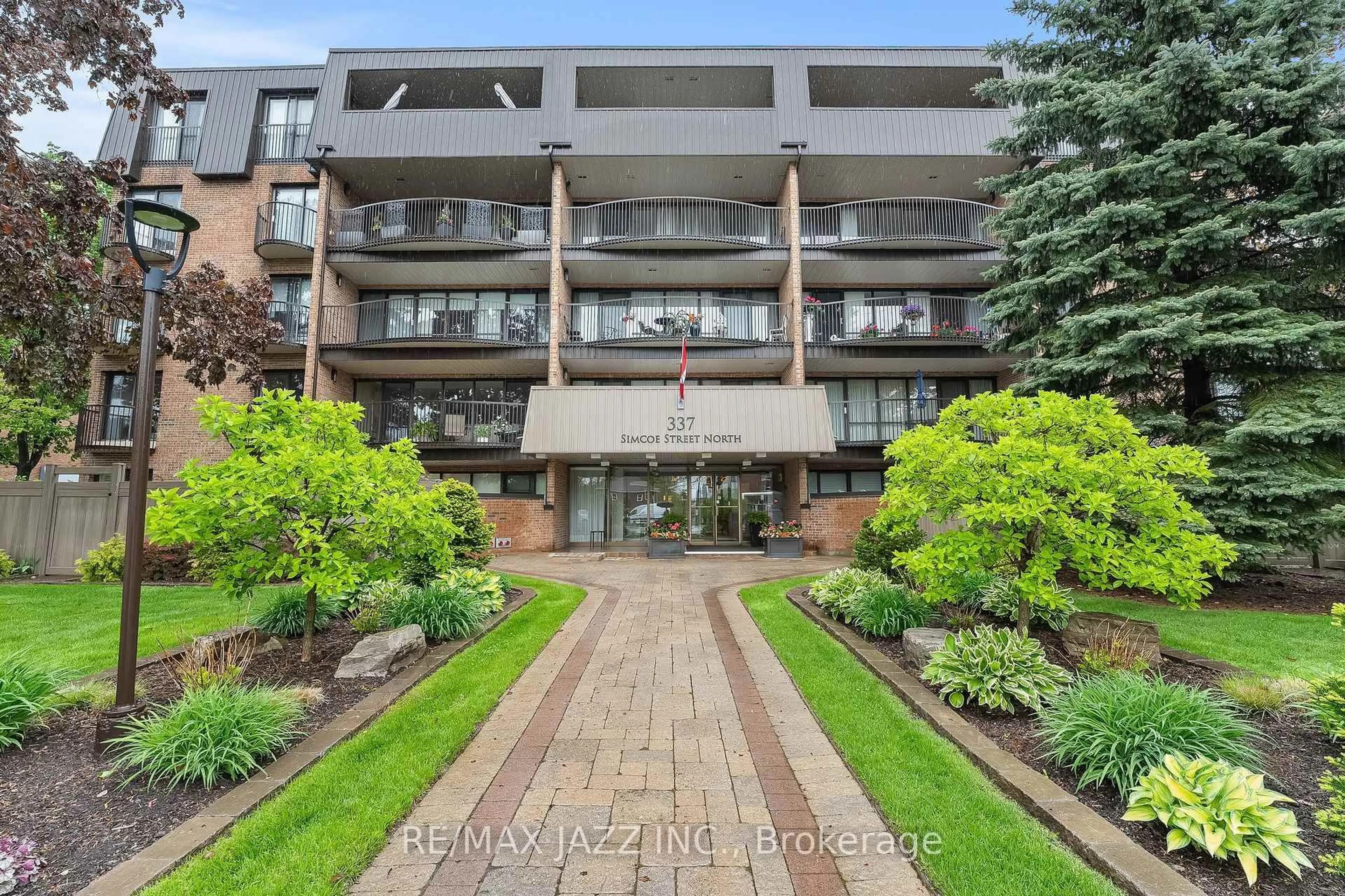 Patio, building for 337 Simcoe St #403, Oshawa Ontario L1G 4T2