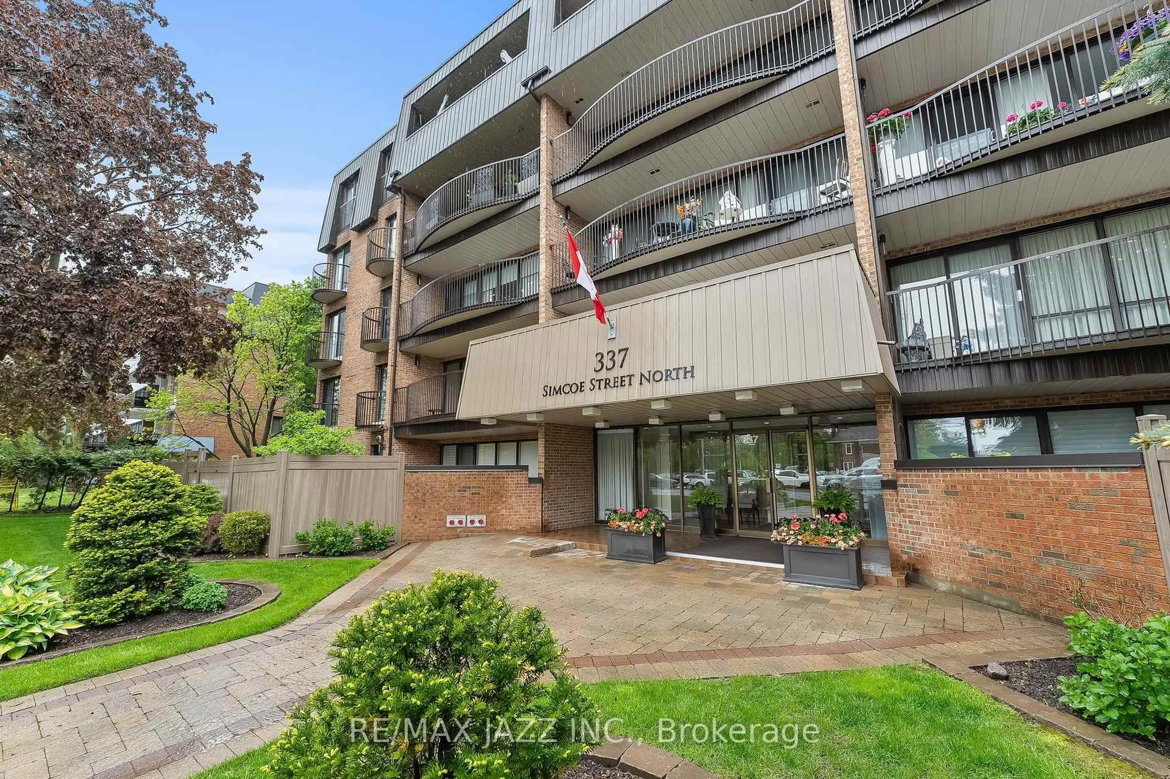 Indoor foyer for 337 Simcoe St #403, Oshawa Ontario L1G 4T2