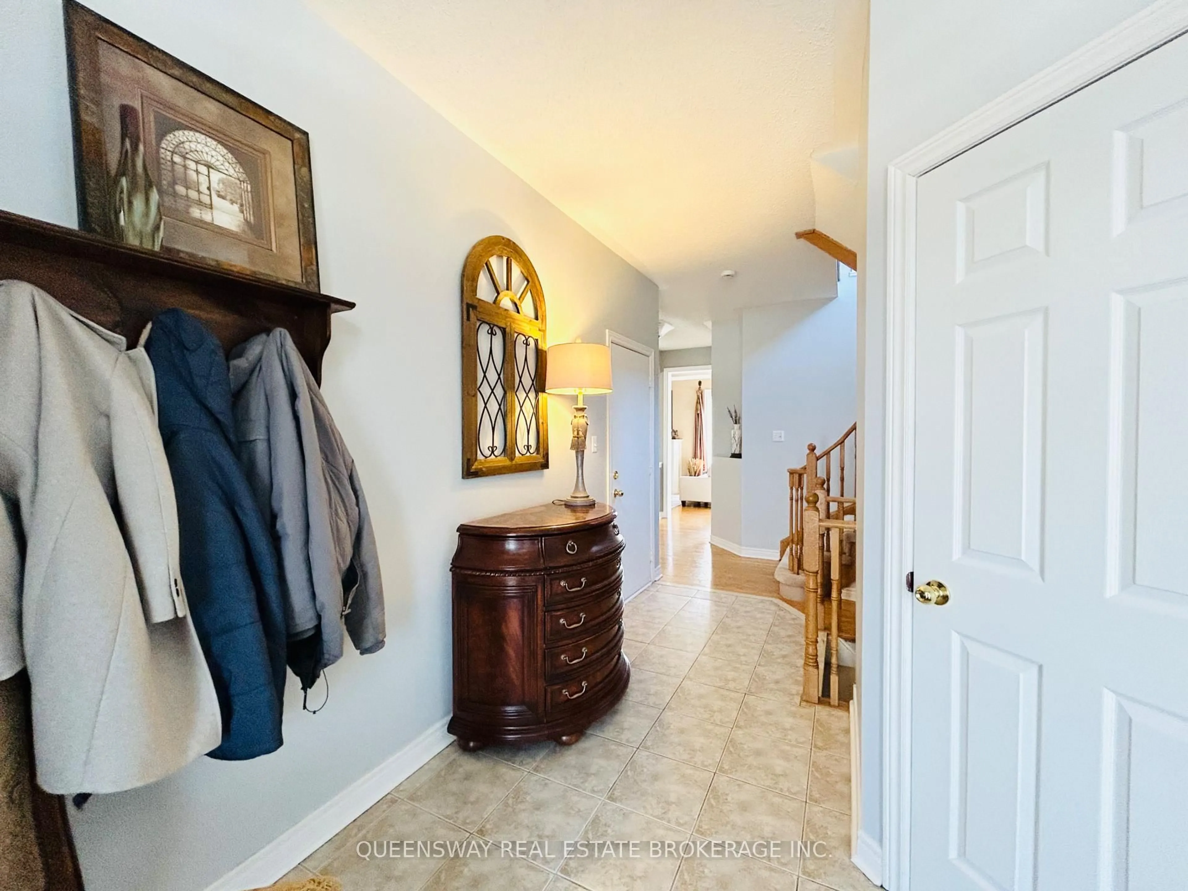 Indoor entryway for 32 Sherrington Dr, Scugog Ontario L9L 2E8