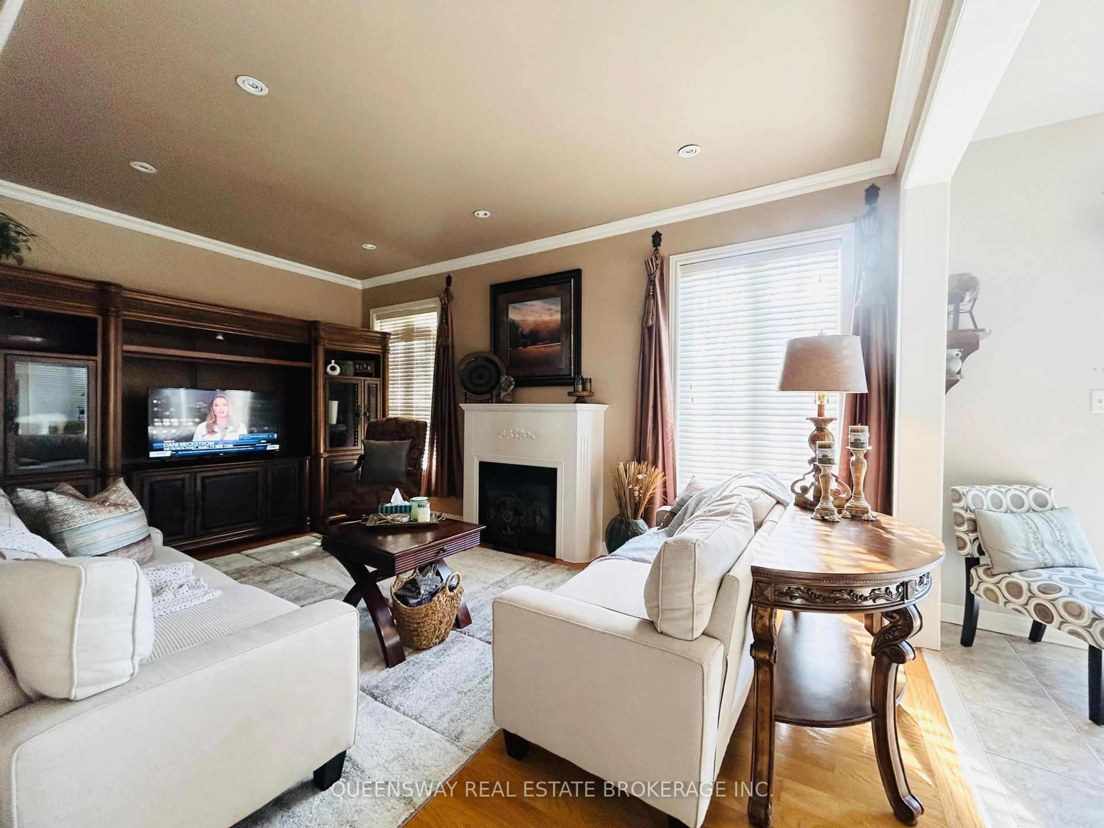 Living room with furniture, unknown for 32 Sherrington Dr, Scugog Ontario L9L 2E8