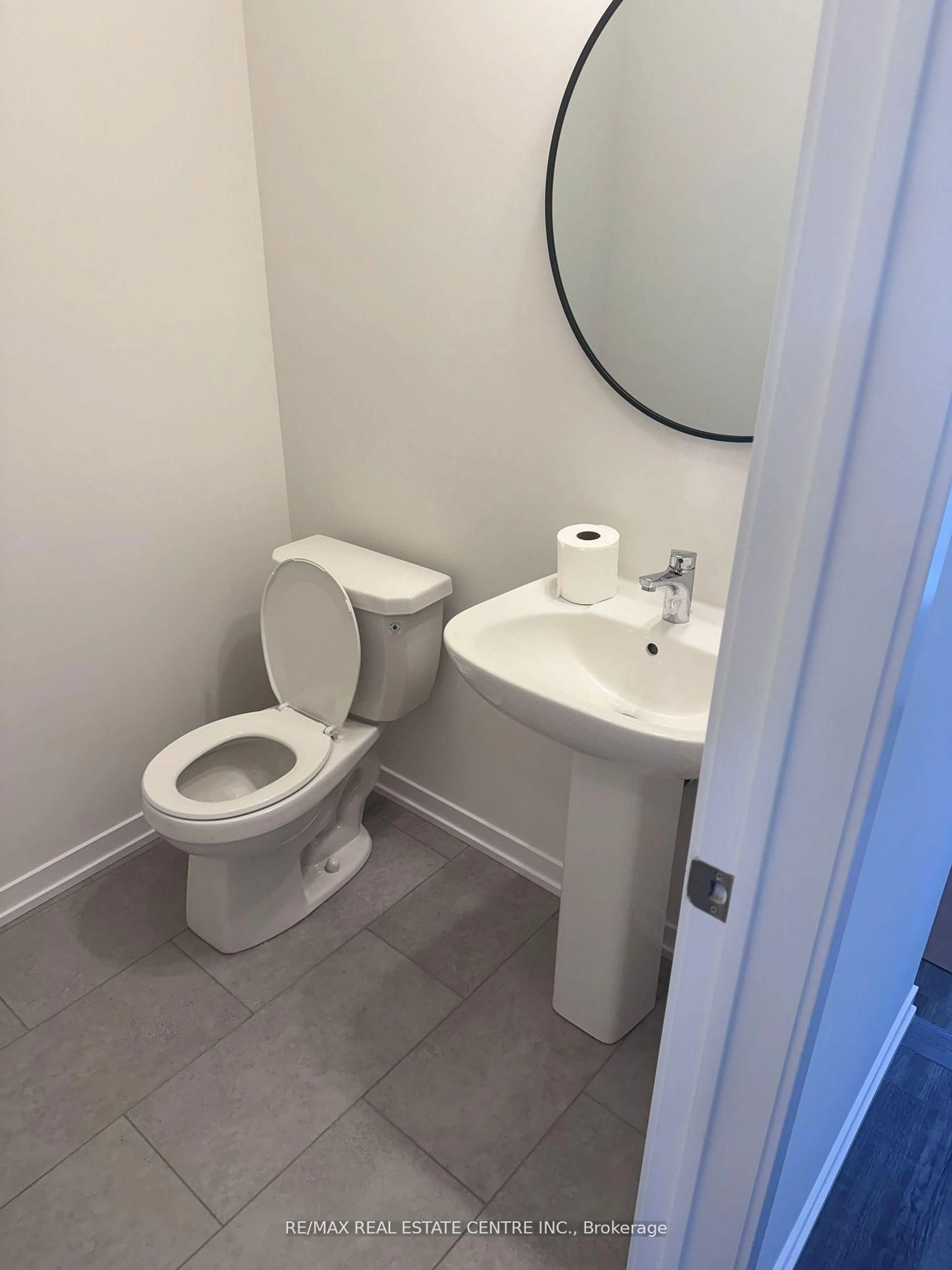 Standard bathroom, floor is not visible for 2096 Cayenne St, Oshawa Ontario L1L 0W5