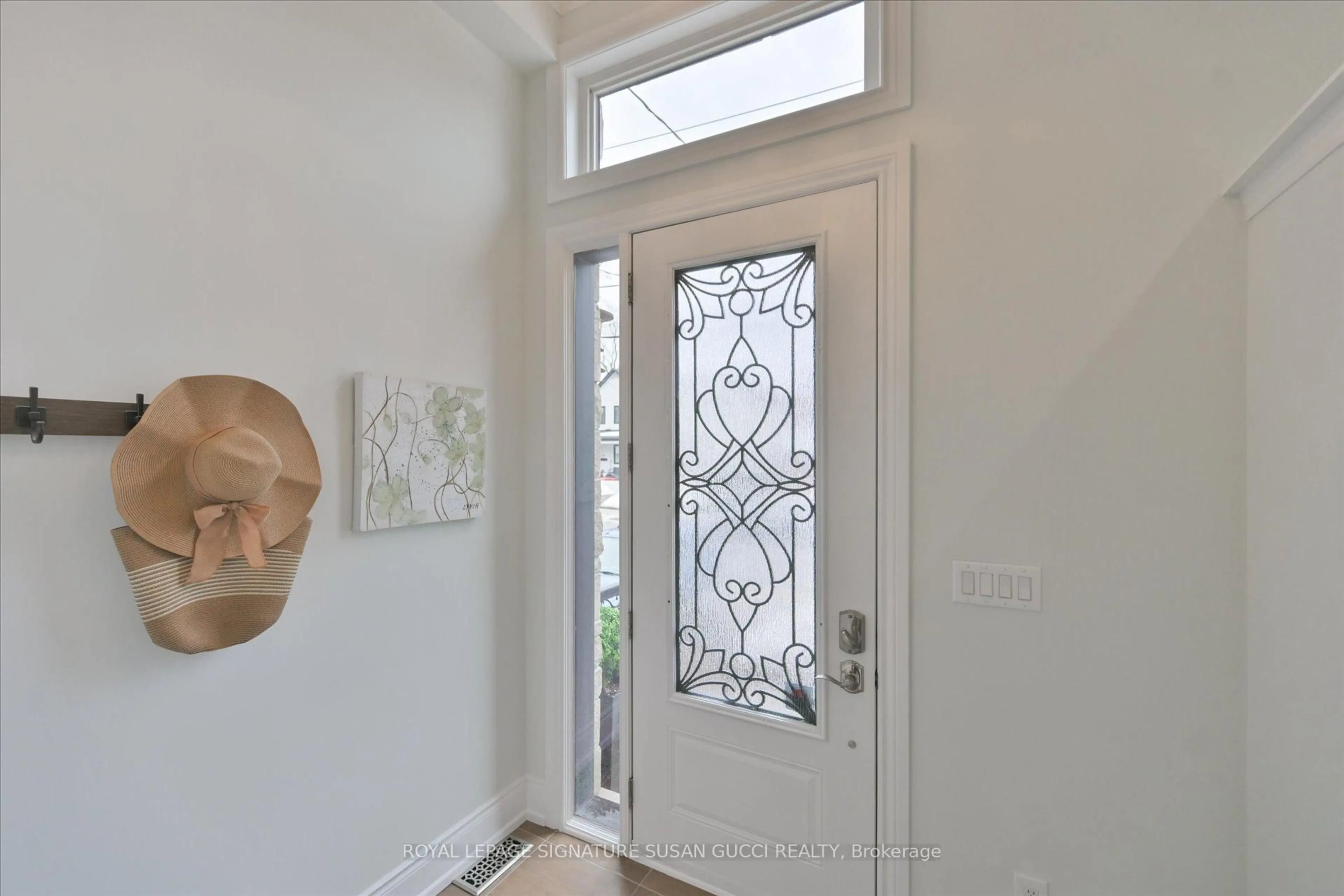 Indoor entryway for 20 Cambrai Ave, Toronto Ontario M4C 2P6