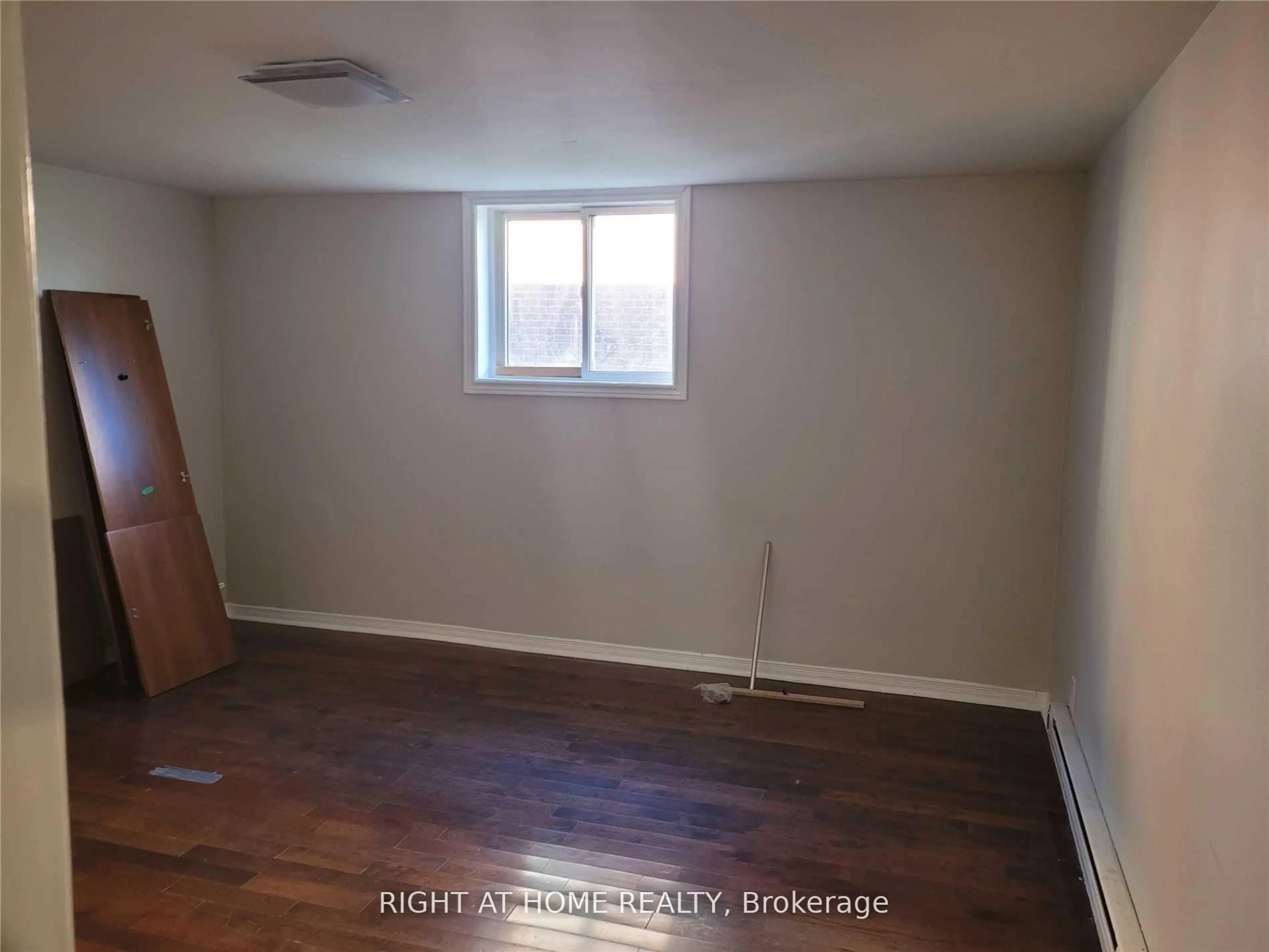 A pic of a room for 328 Malaga Rd, Oshawa Ontario L1J 1N7