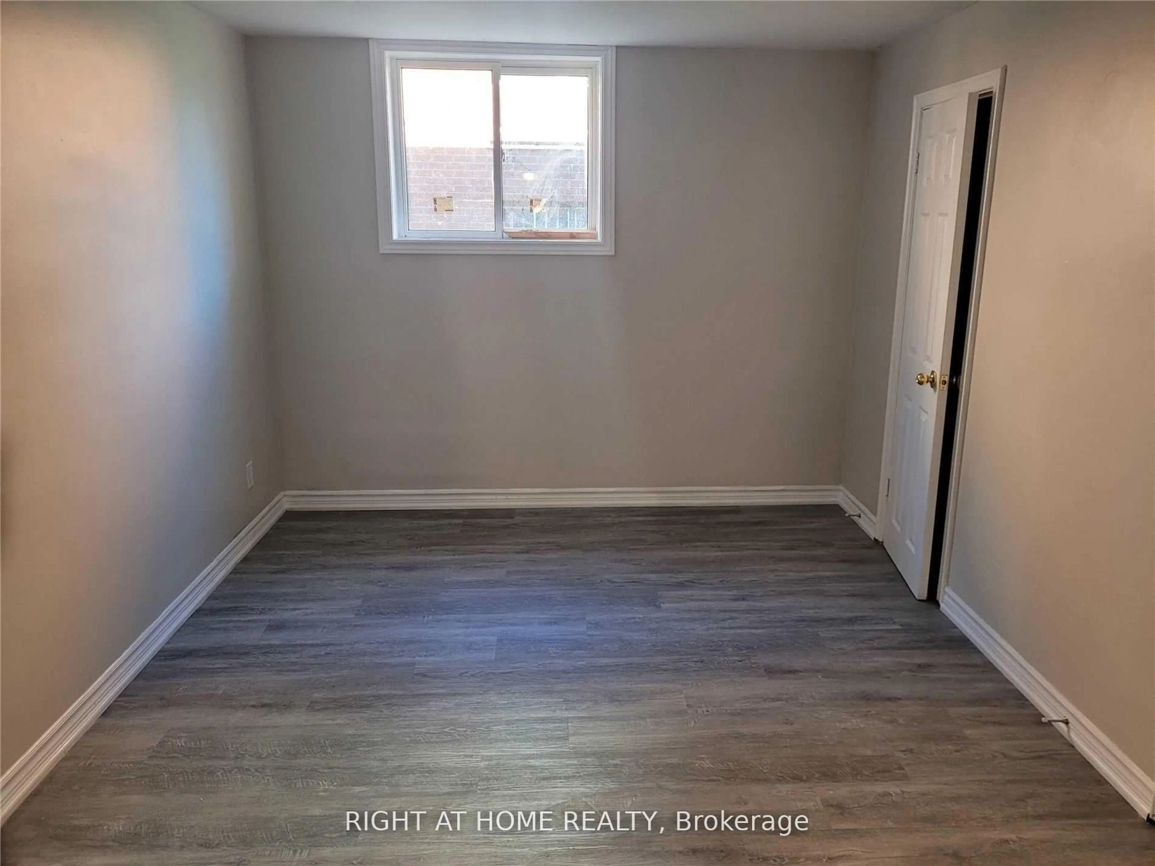 A pic of a room for 328 Malaga Rd, Oshawa Ontario L1J 1N7