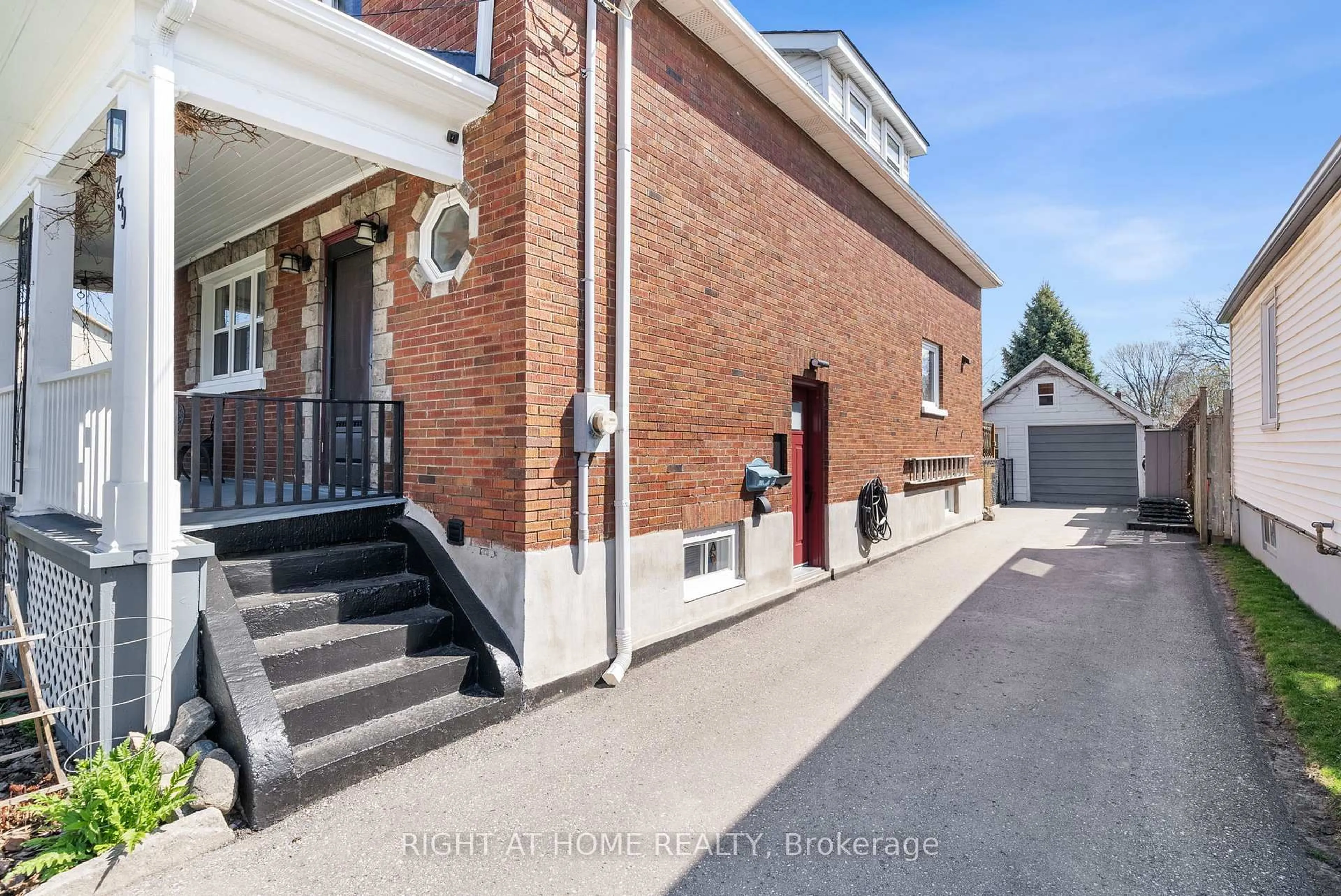 Unknown for 739 Albert St, Oshawa Ontario L1H 4T7
