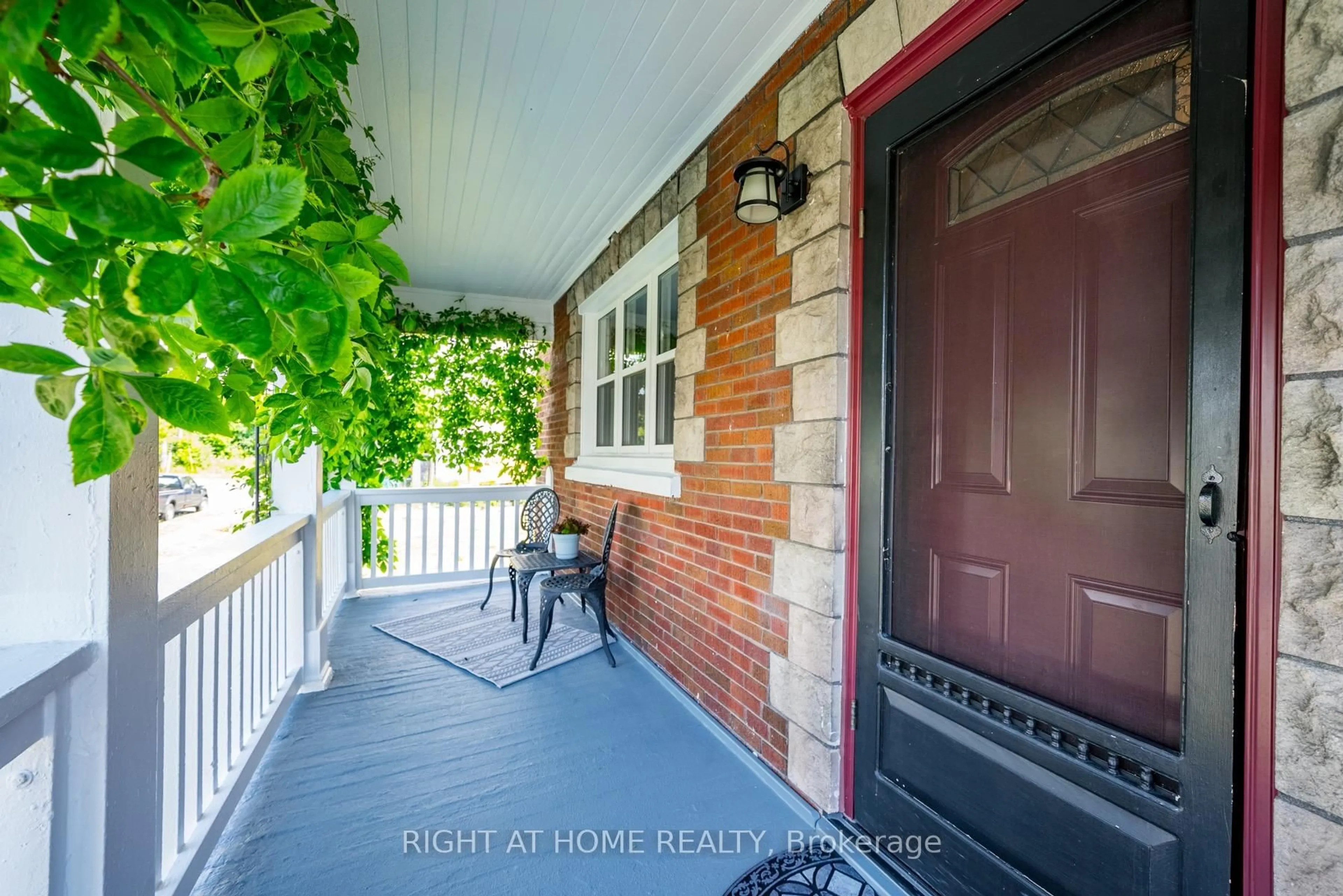 Indoor entryway for 739 Albert St, Oshawa Ontario L1H 4T7