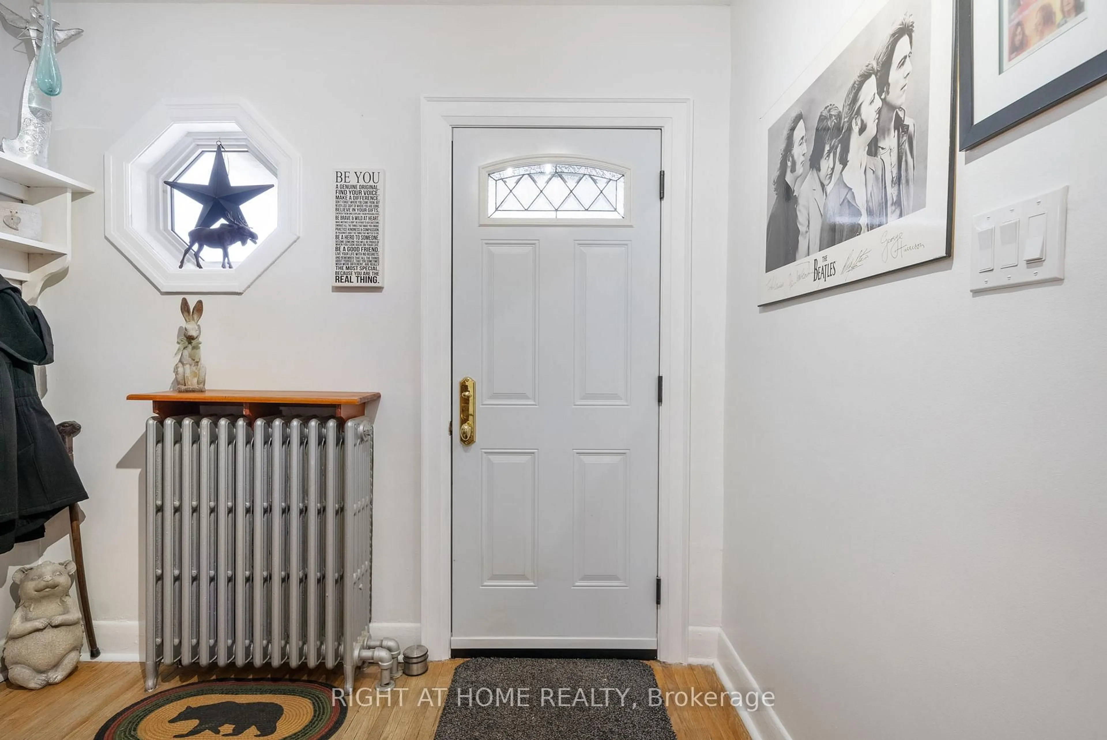 Indoor entryway for 739 Albert St, Oshawa Ontario L1H 4T7