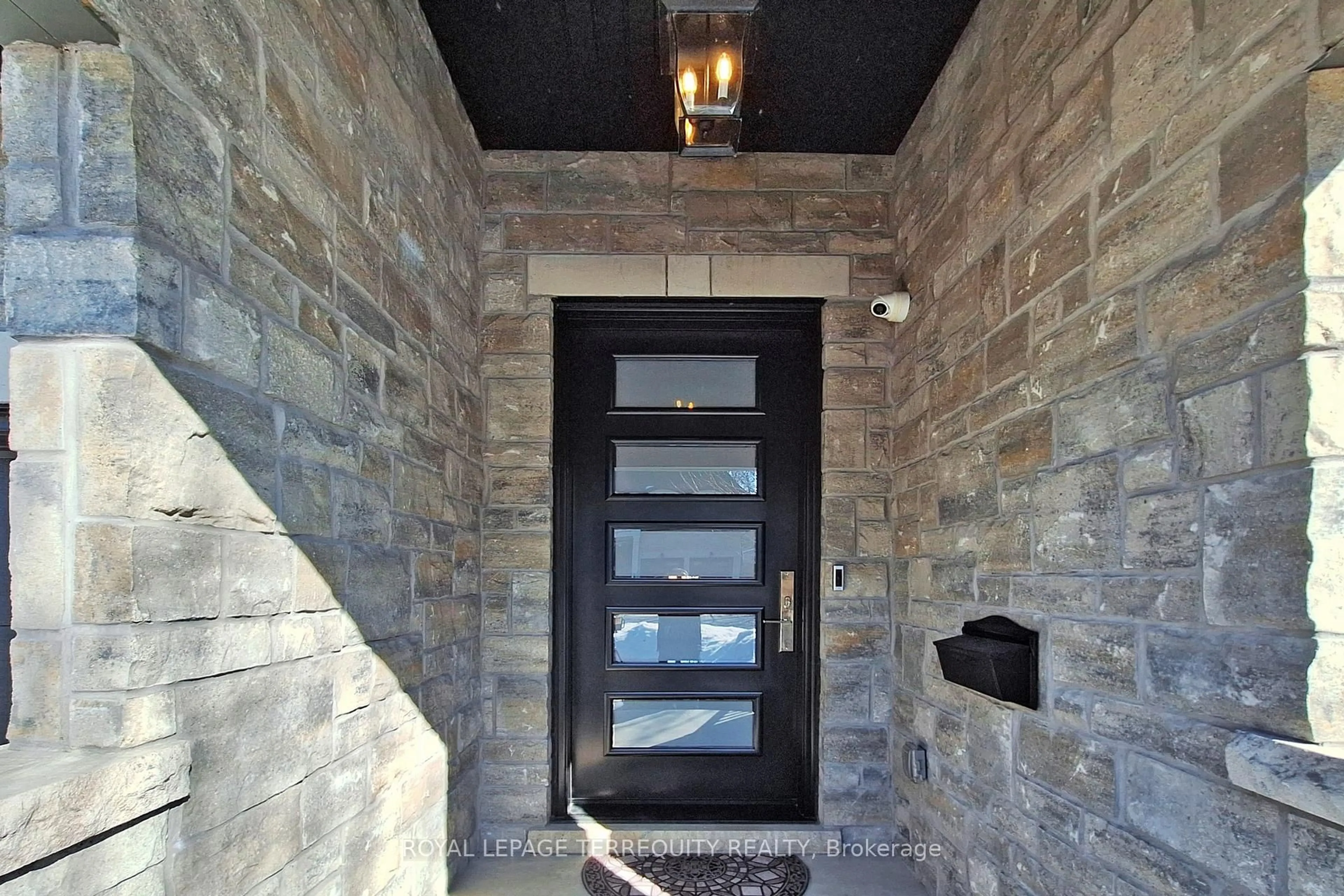 Indoor entryway for 537 Marksbury Rd, Pickering Ontario L1W 2S7