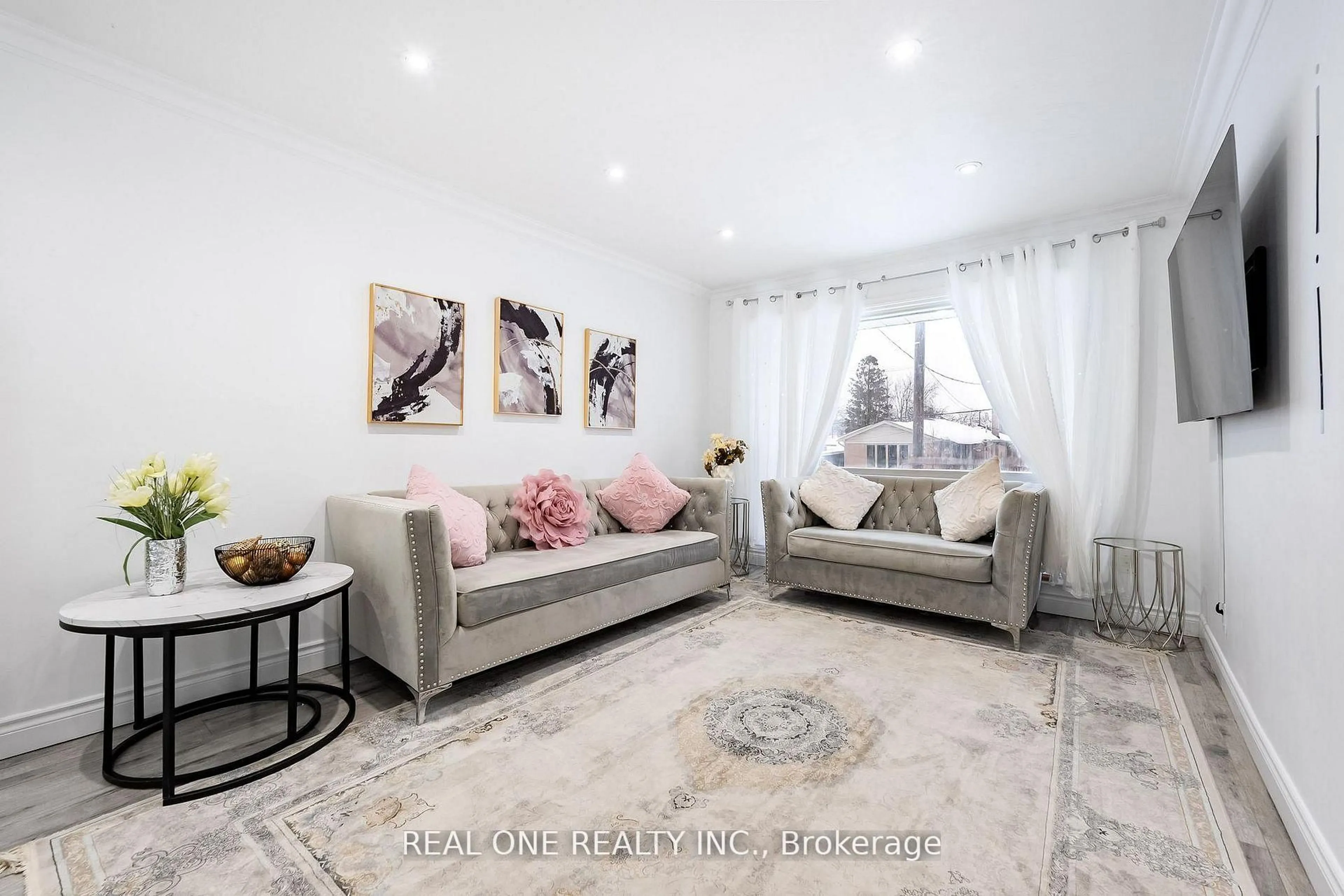 Living room with furniture, unknown for 18 Courton Dr, Toronto Ontario M1R 1K8