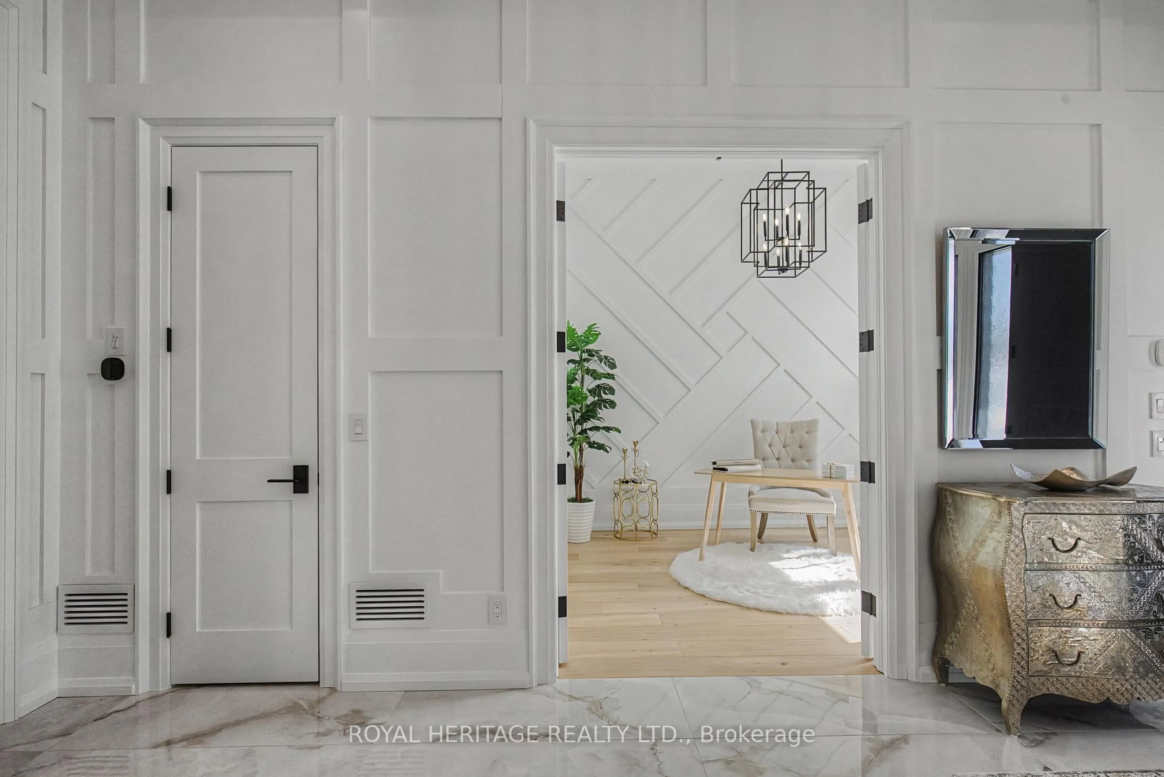 Indoor entryway for 614 Roselawn Ave, Oshawa Ontario L1L 1B2