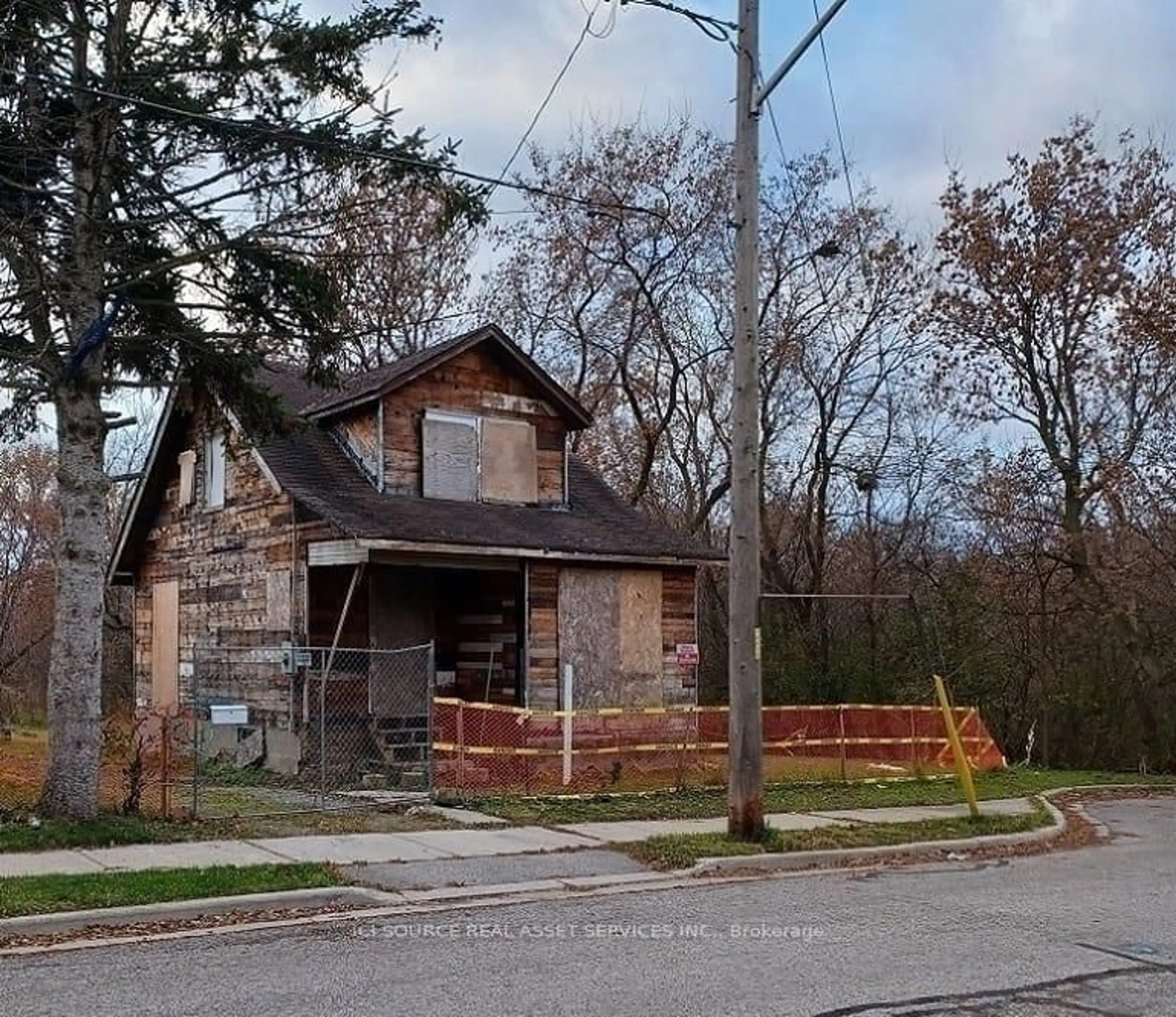 Home with brick exterior material, street for 85 Hall St, Oshawa Ontario L1H 2Y8