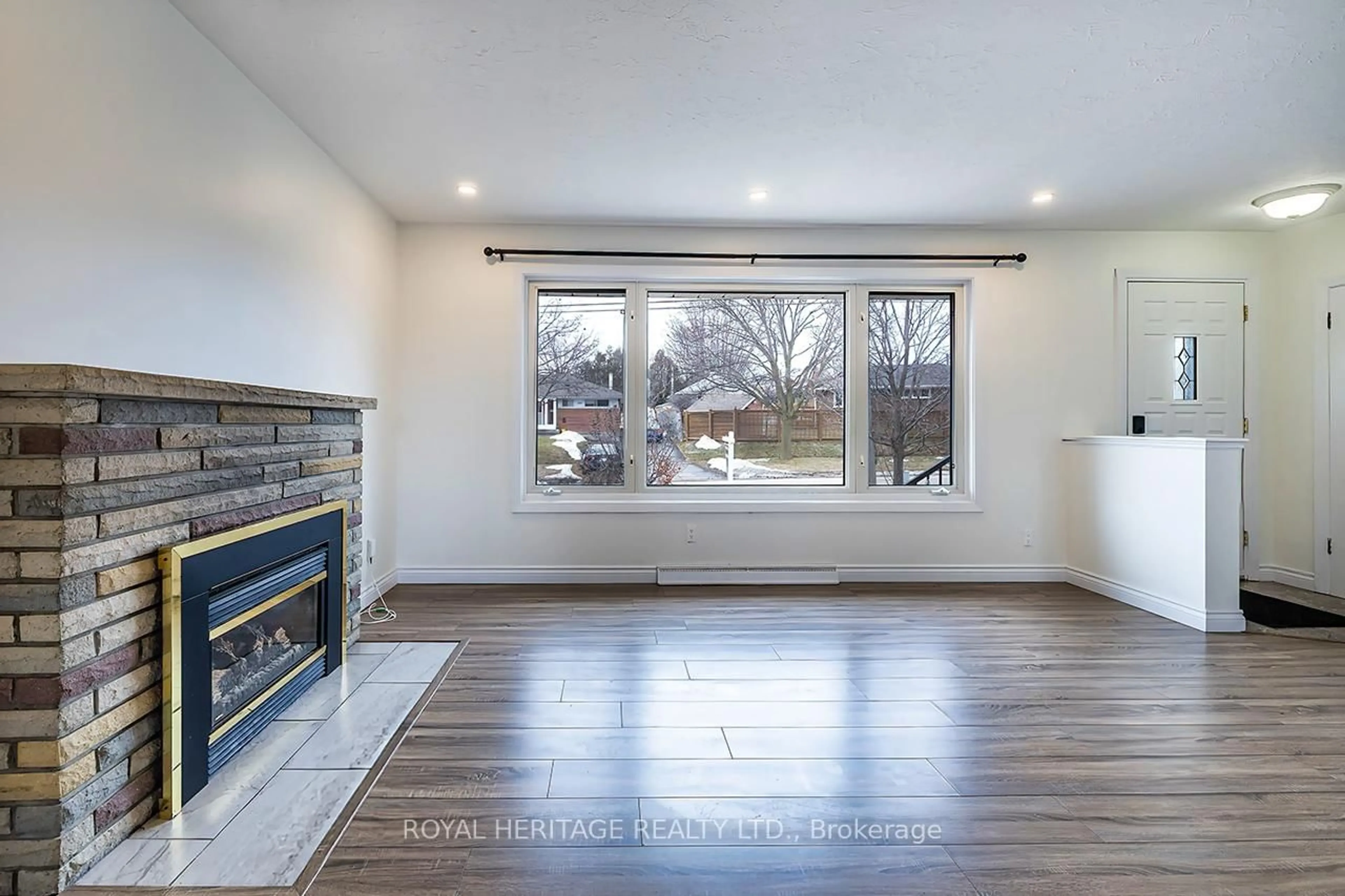 Living room with furniture, wood/laminate floor for 569 Gibbons St, Oshawa Ontario L1J 4Z7