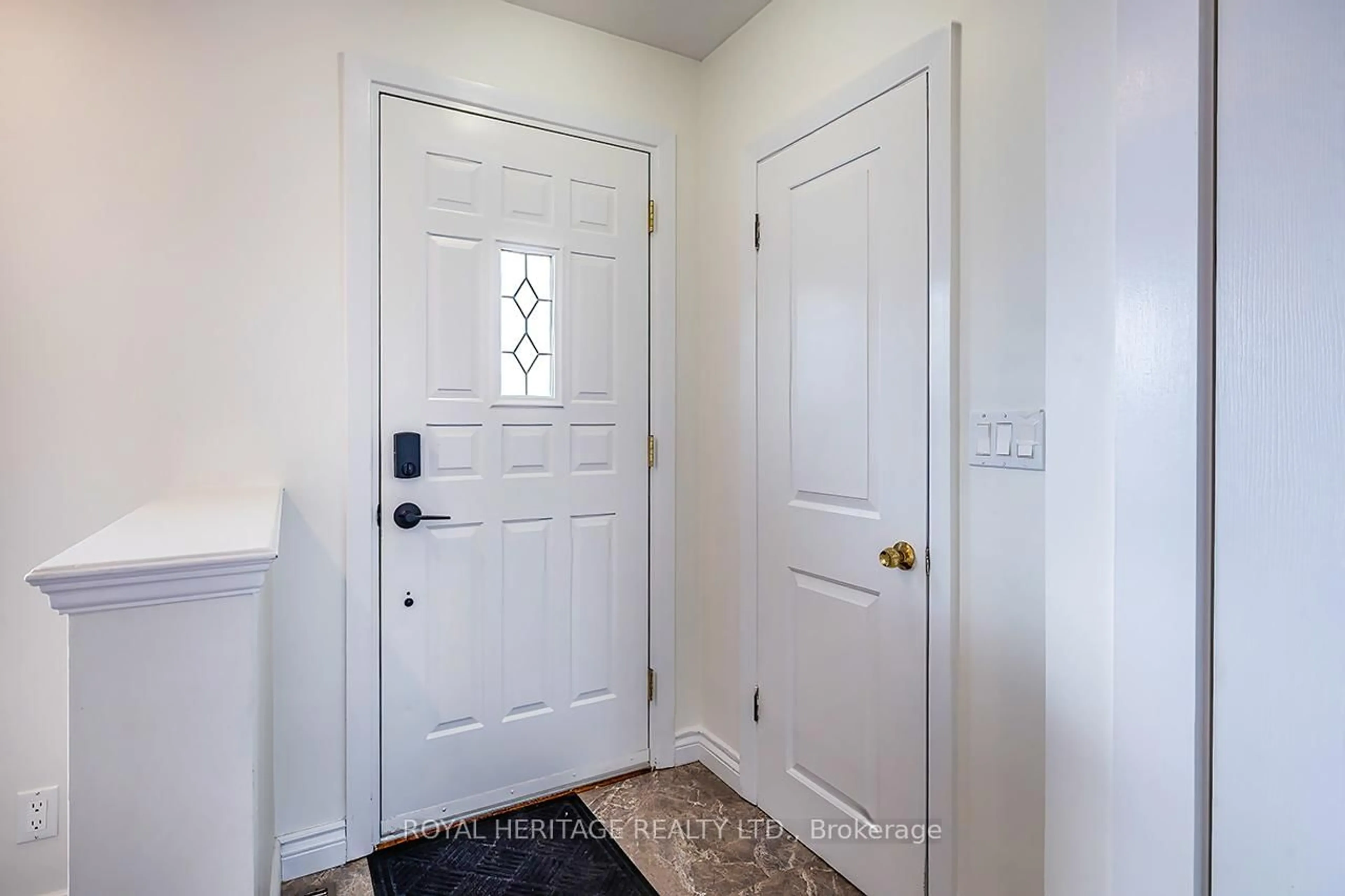 Indoor entryway for 569 Gibbons St, Oshawa Ontario L1J 4Z7