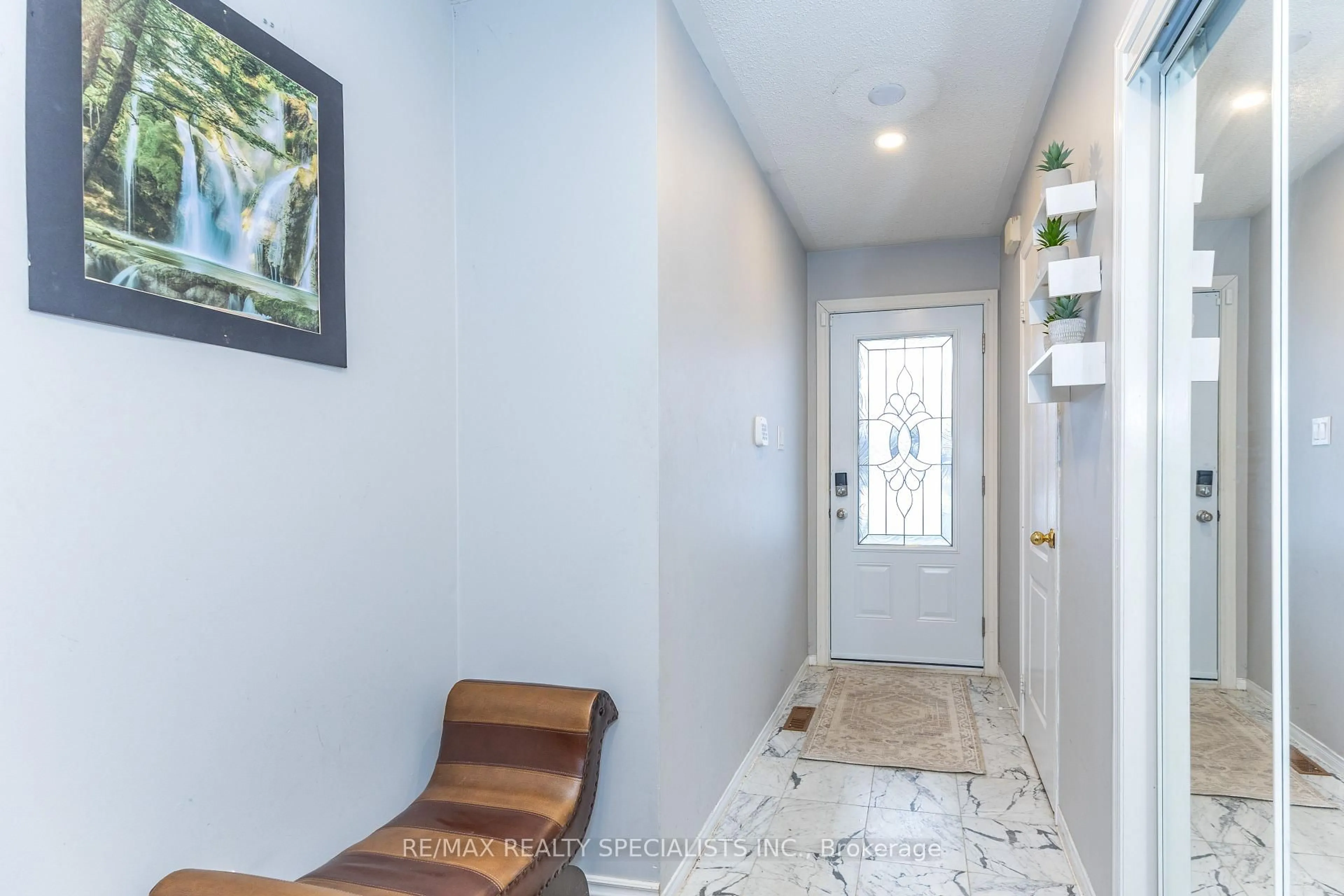 Indoor entryway for 1837 Valleyview Dr, Pickering Ontario L1V 6J5