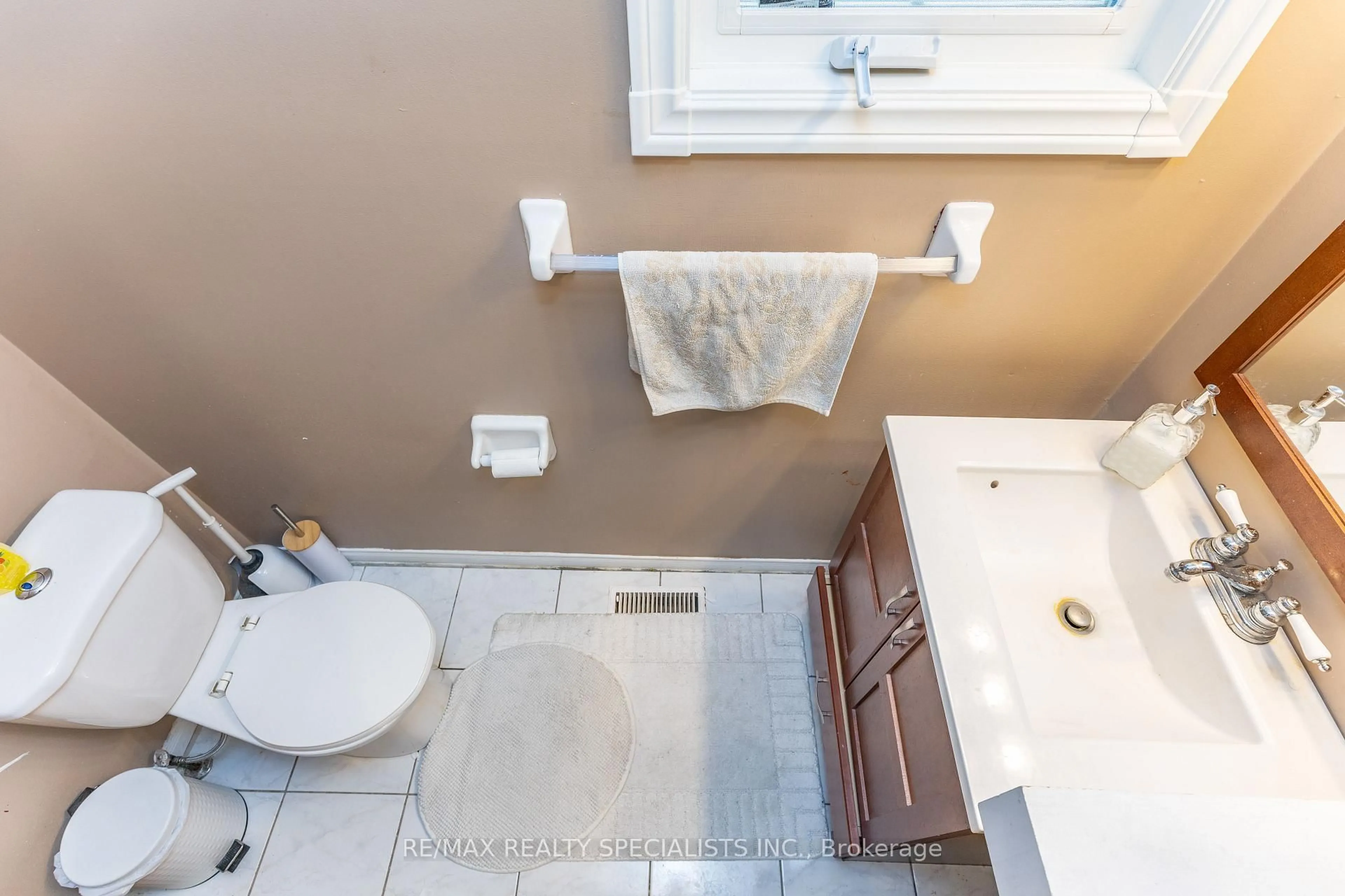 Standard bathroom, ceramic/tile floor for 1837 Valleyview Dr, Pickering Ontario L1V 6J5