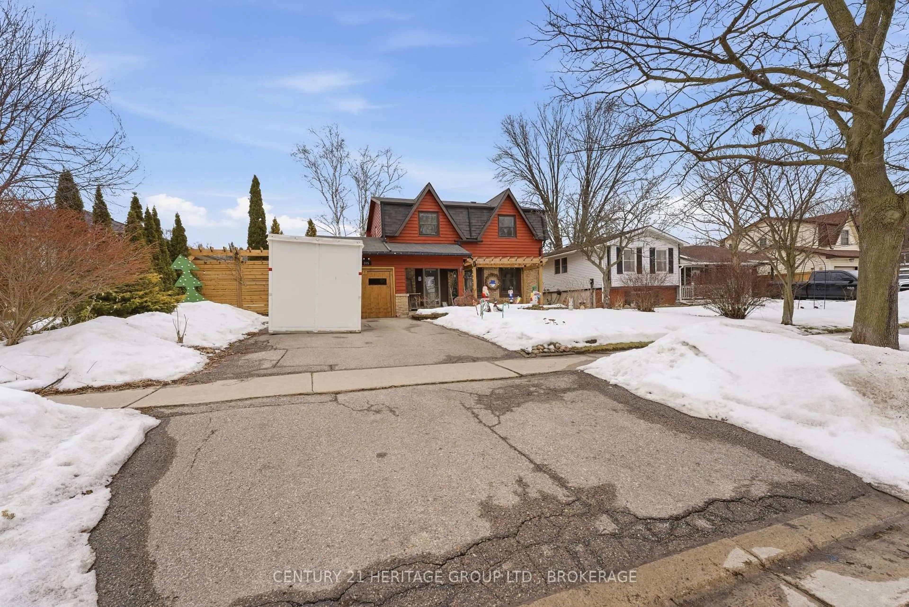 A pic from outside/outdoor area/front of a property/back of a property/a pic from drone, street for 205 Keewatin St, Oshawa Ontario L1H 6Z5