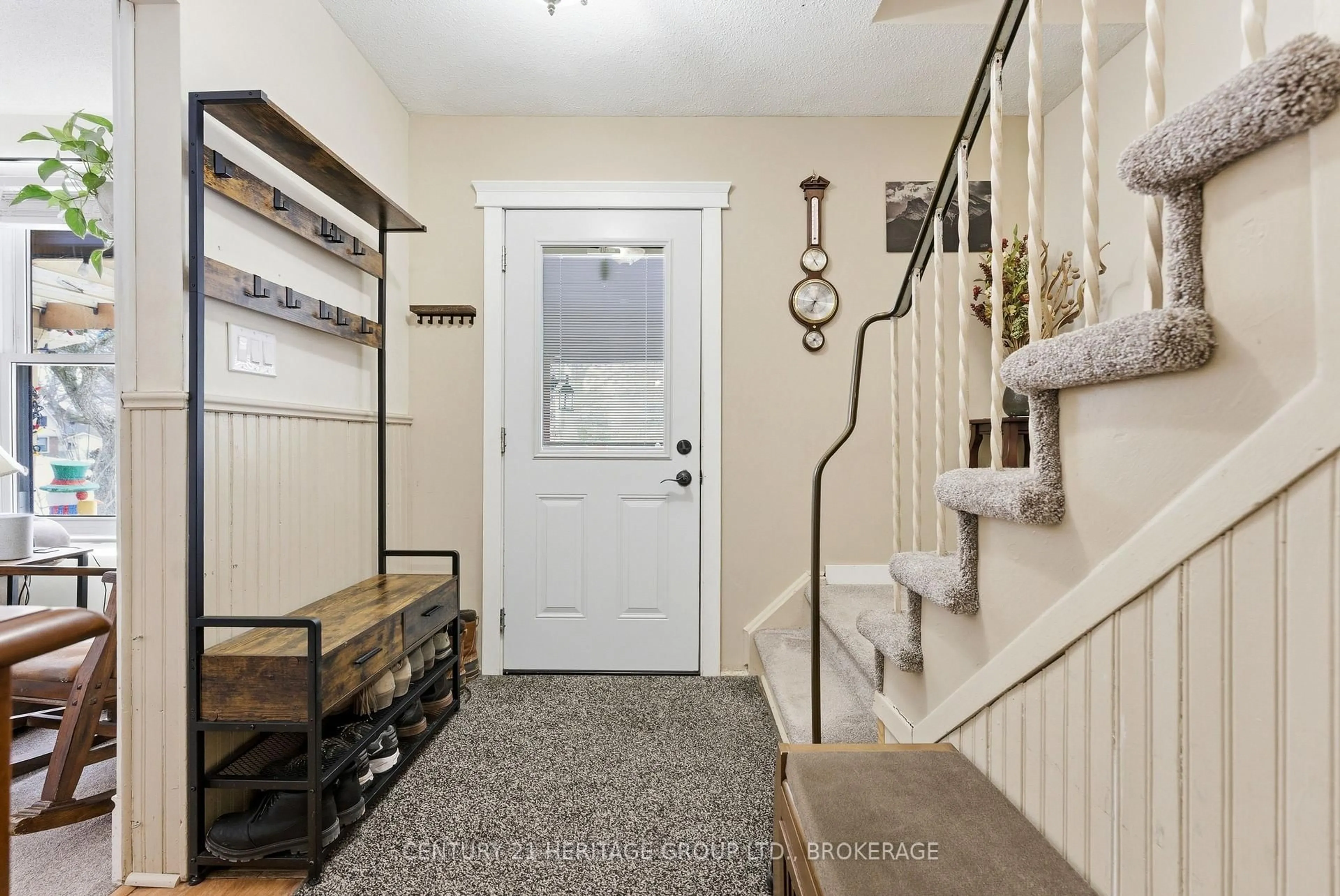 Indoor entryway for 205 Keewatin St, Oshawa Ontario L1H 6Z5