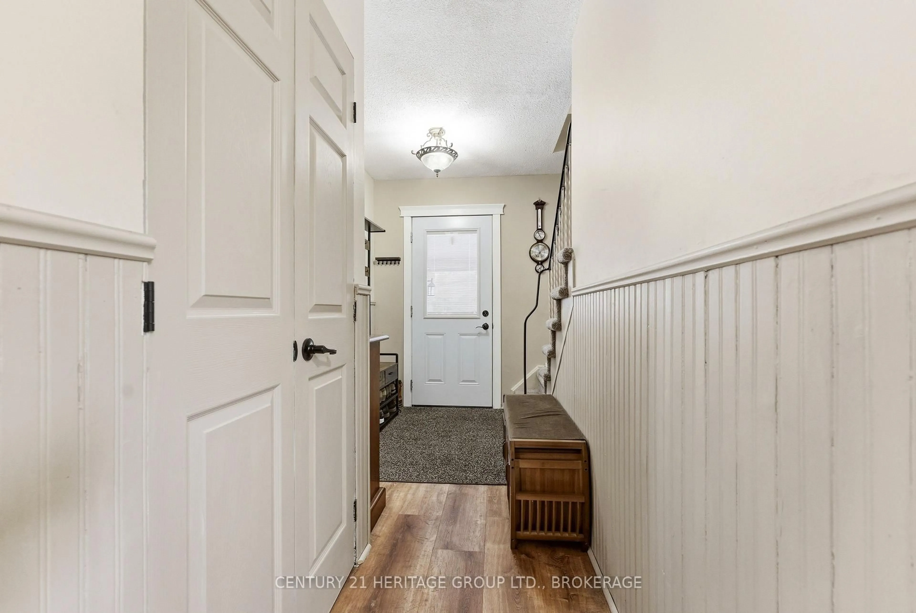 Indoor entryway for 205 Keewatin St, Oshawa Ontario L1H 6Z5