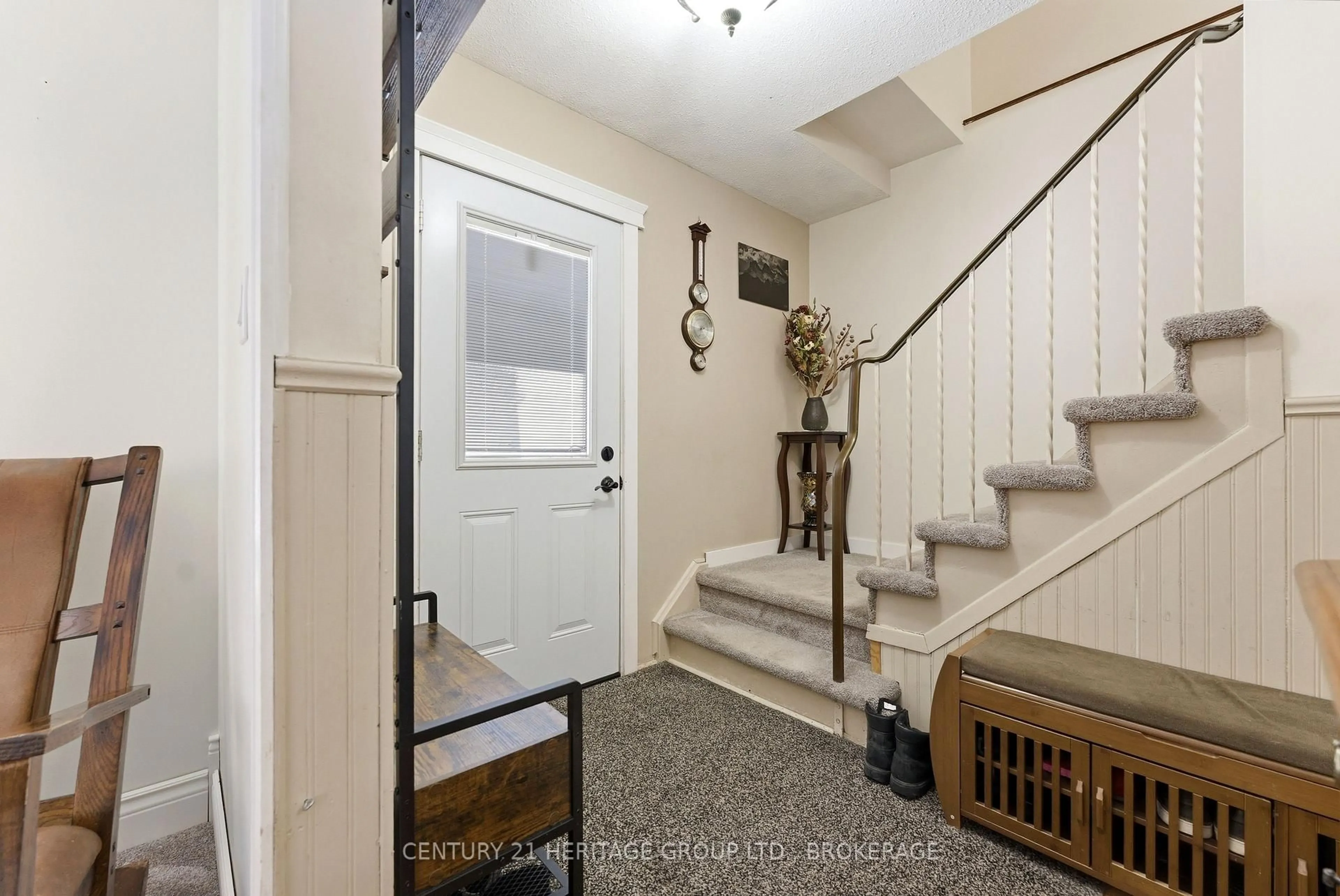Indoor entryway for 205 Keewatin St, Oshawa Ontario L1H 6Z5