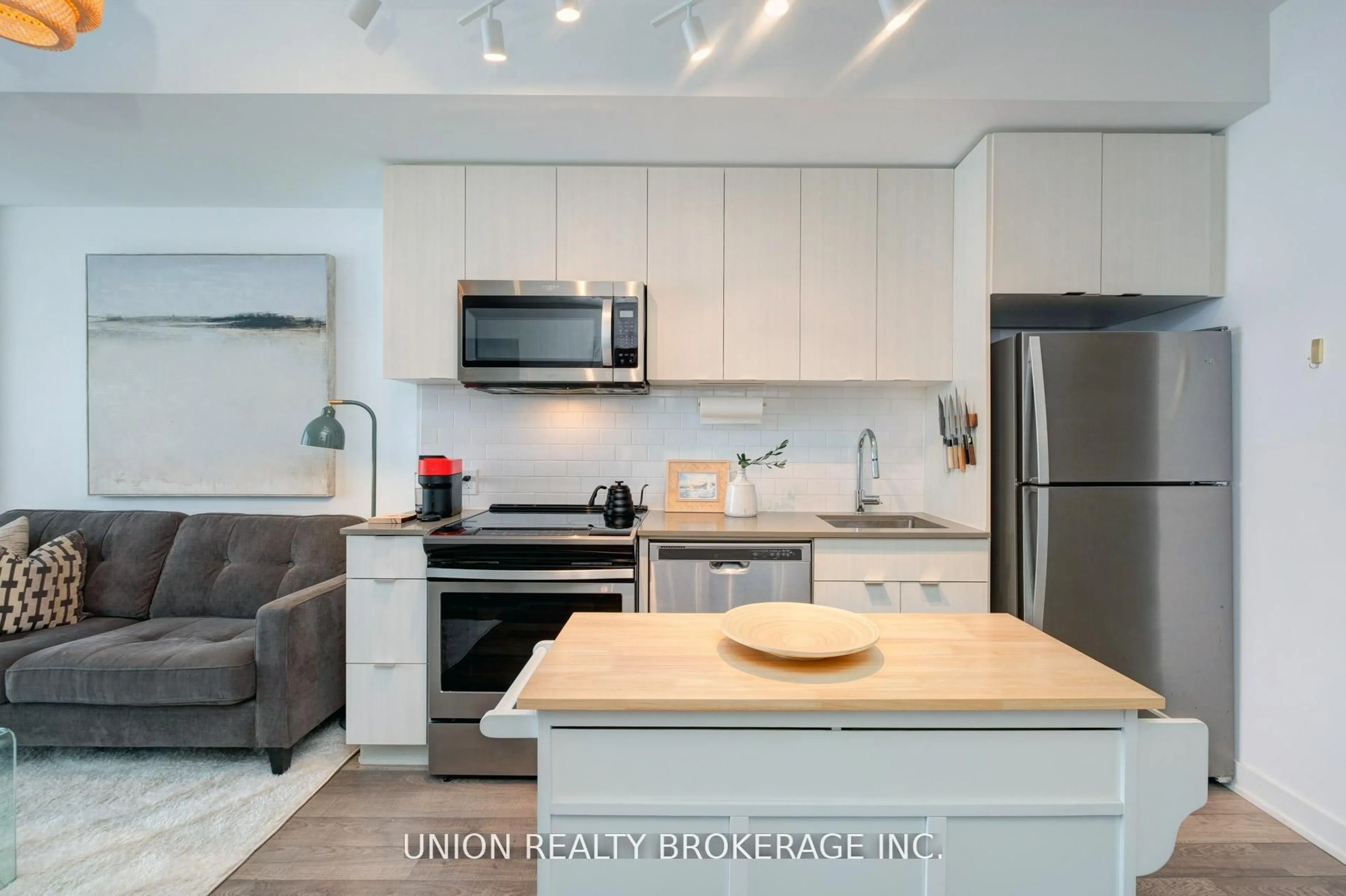 Open concept kitchen, unknown for 2799 Kingston Rd #210, Toronto Ontario M1M 0E3