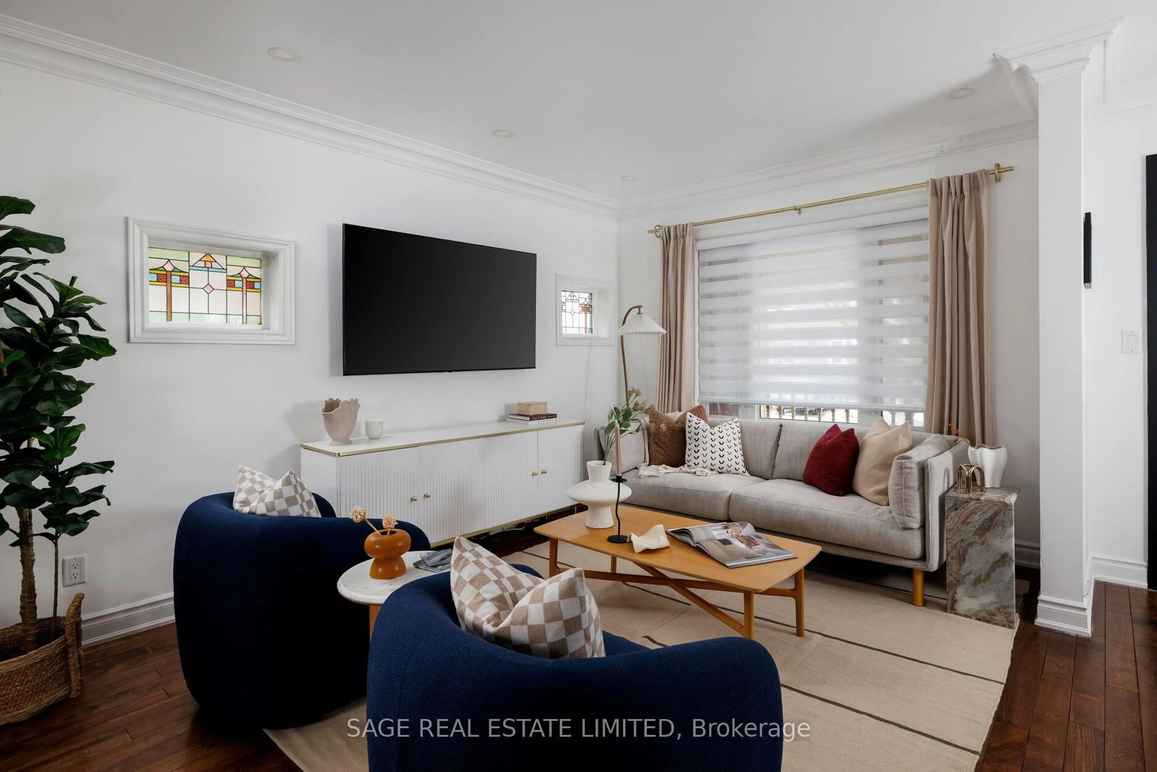 Living room with furniture, wood/laminate floor for 220 Westwood Ave, Toronto Ontario M4J 2H4