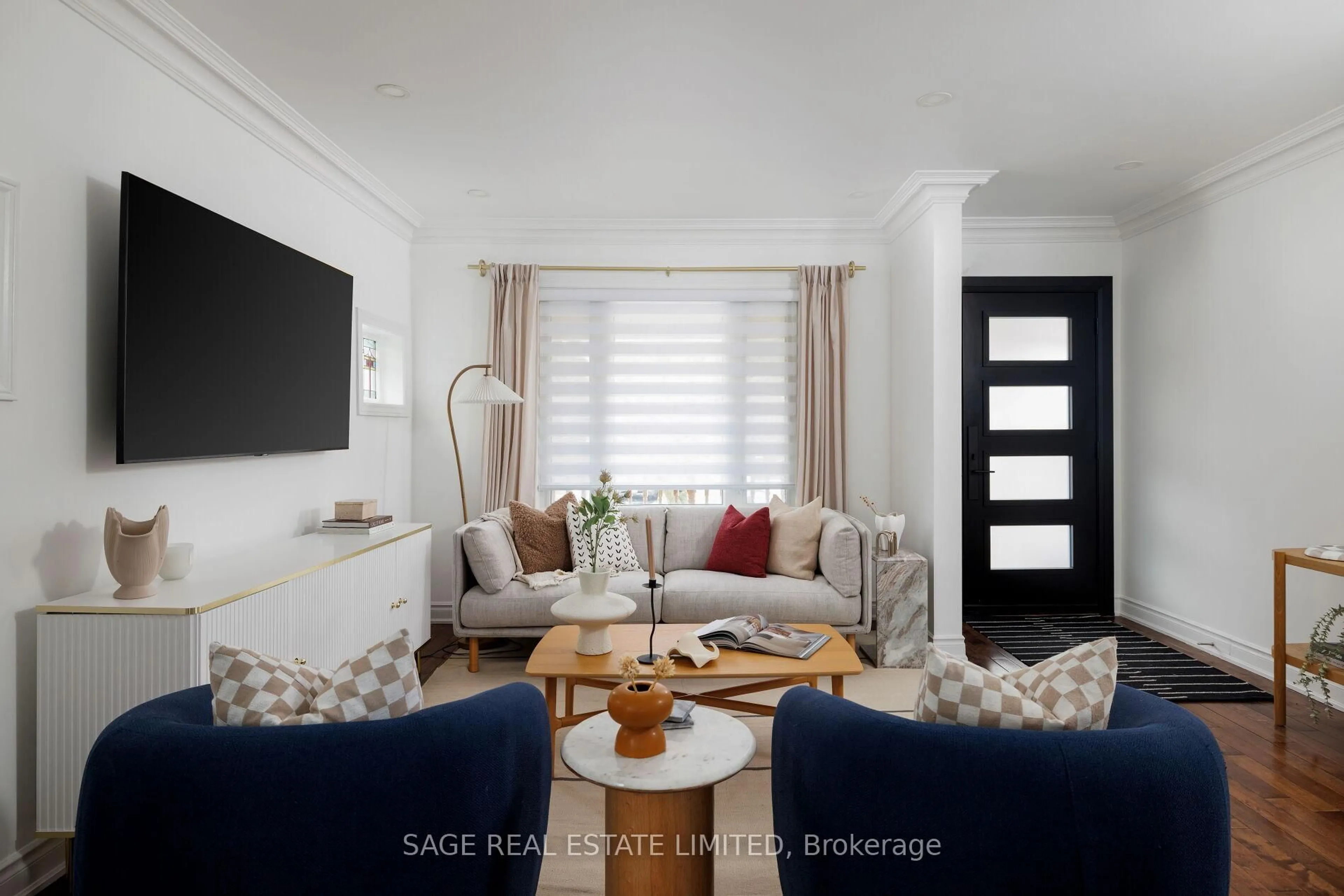 Living room with furniture, unknown for 220 Westwood Ave, Toronto Ontario M4J 2H4