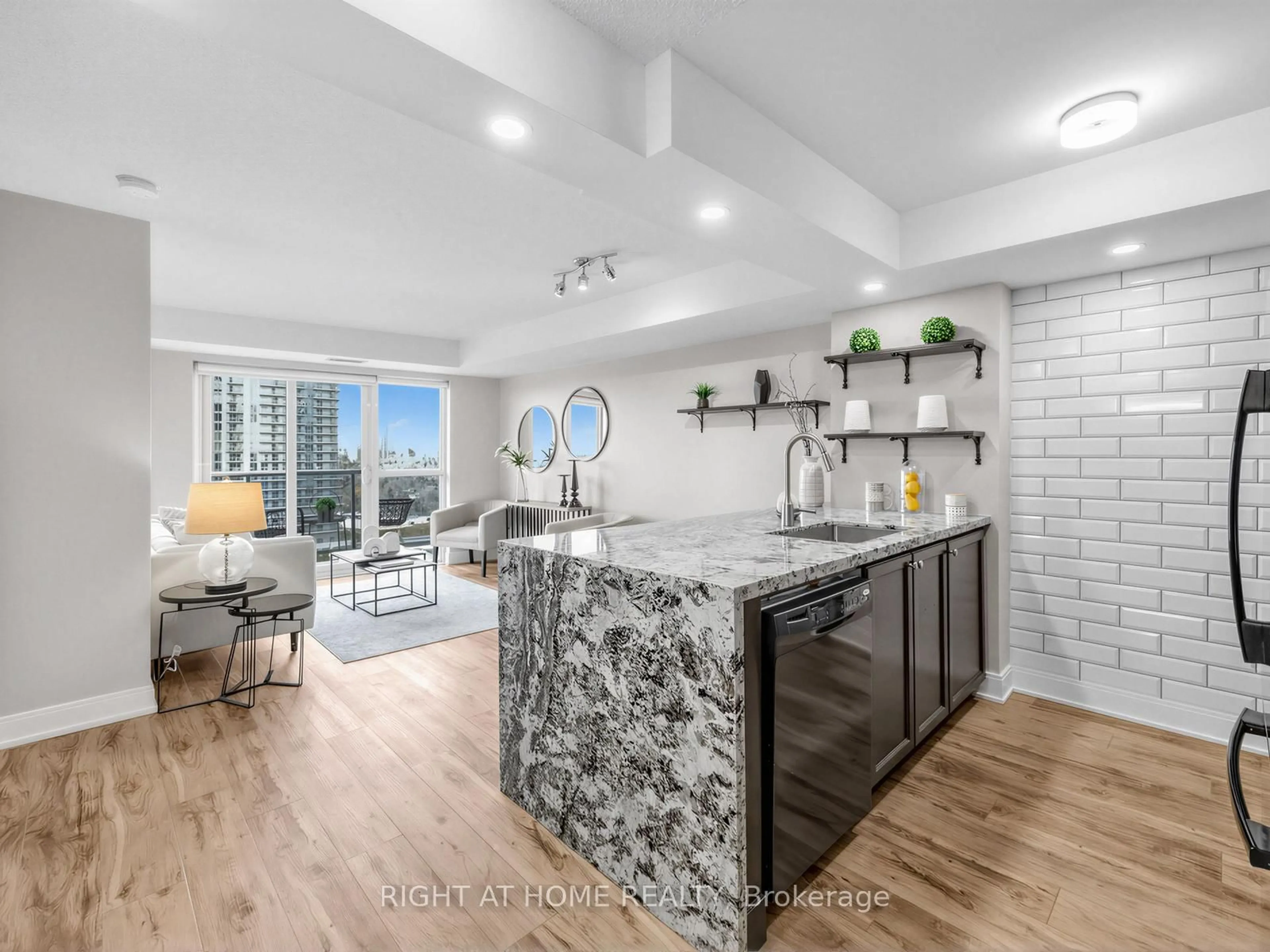 Open concept kitchen, ceramic/tile floor for 125 Village Green Sq #1907, Toronto Ontario M1S 0G3
